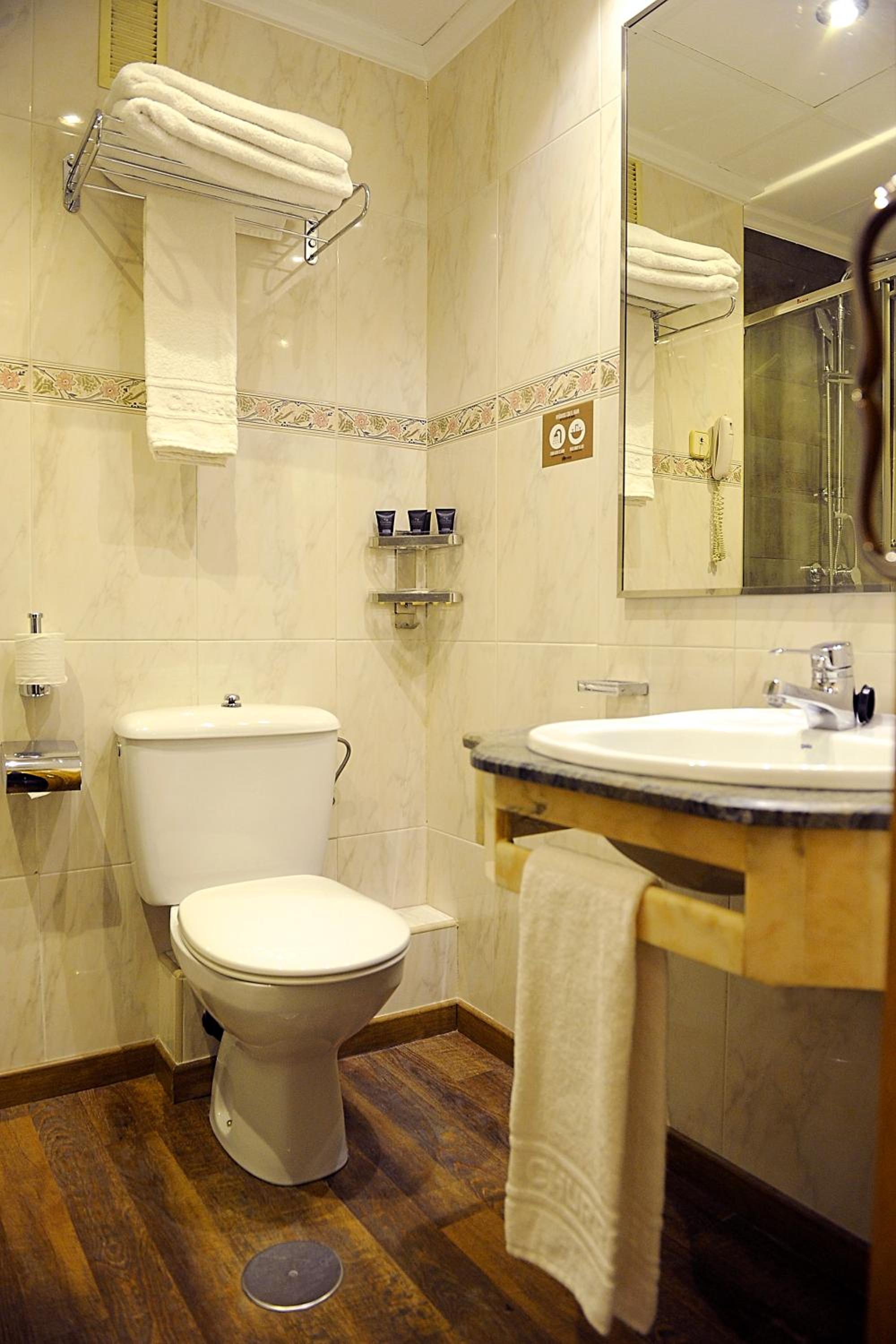 Double or Twin Room - Photo 6