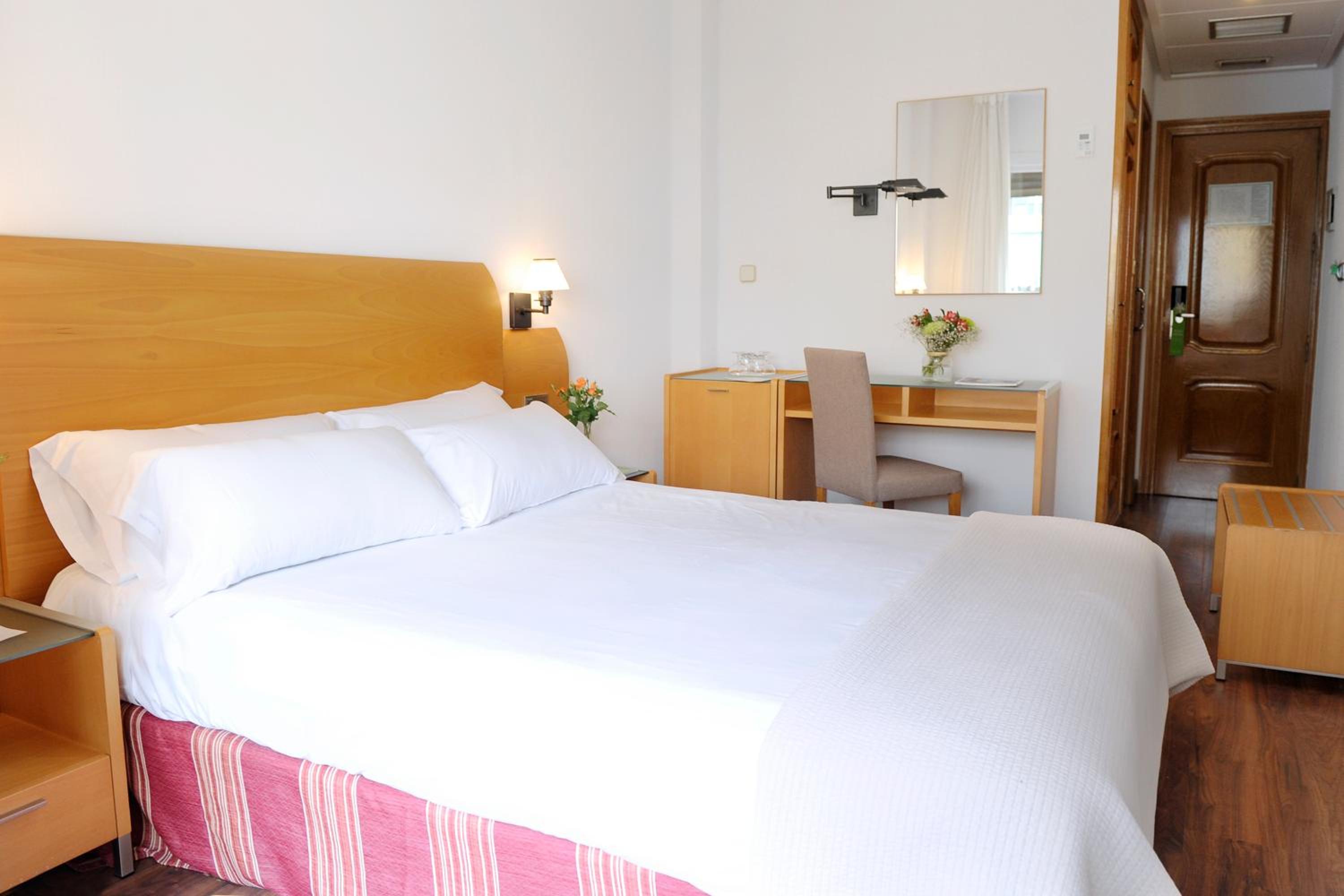 Double or Twin Room - Photo 8