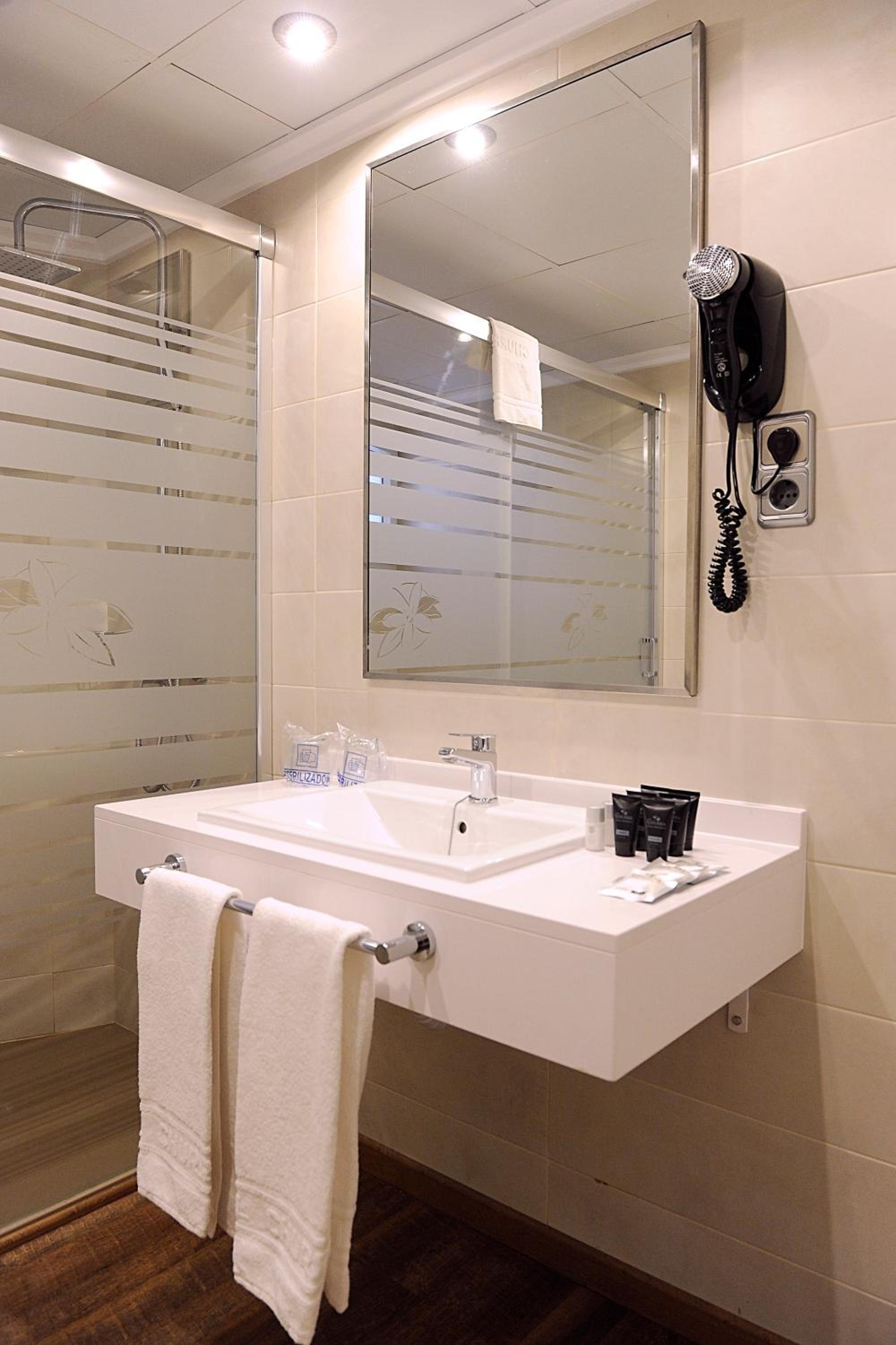 Classic Triple Room - Photo 9
