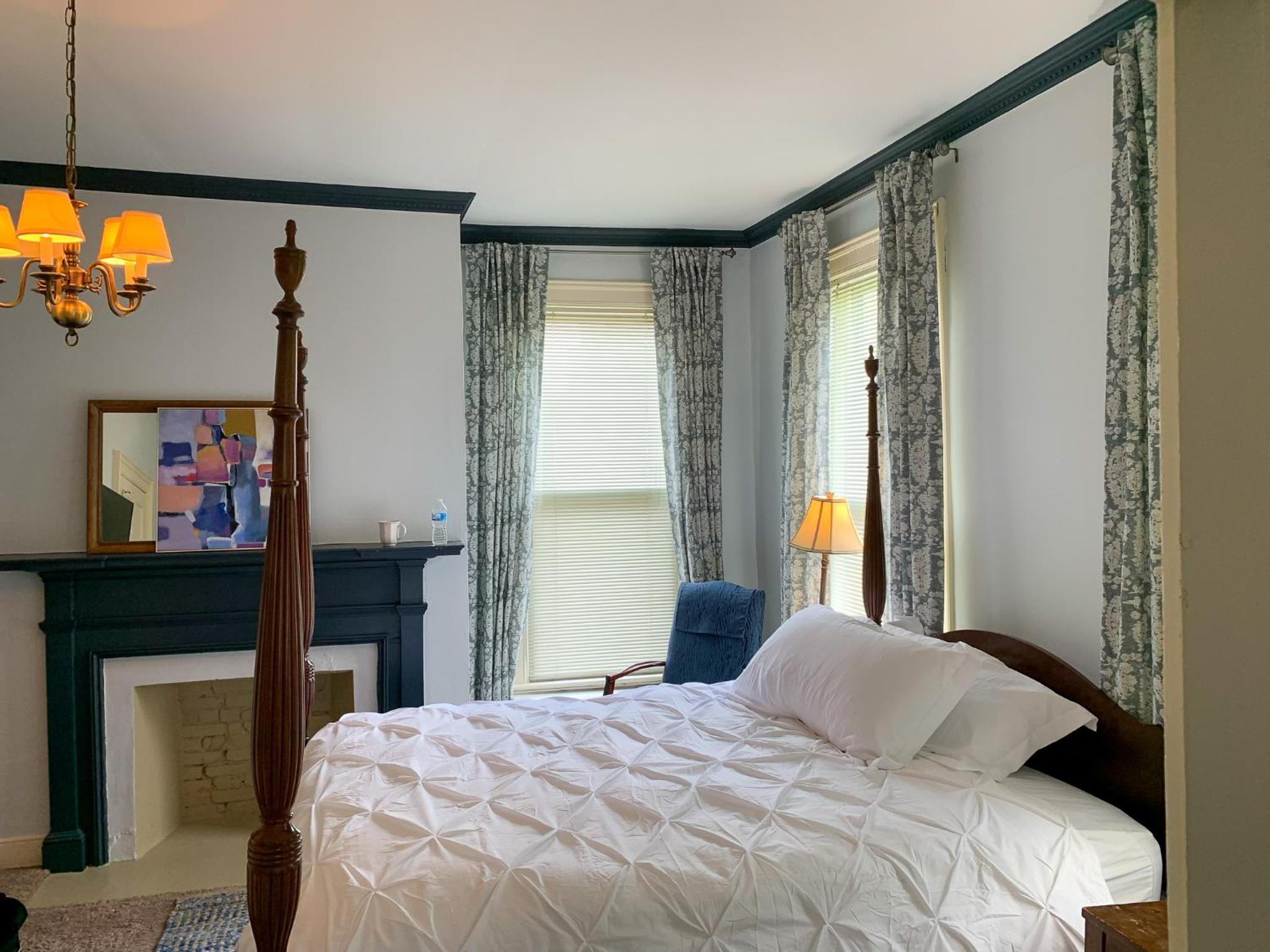 Queen Room photo 1