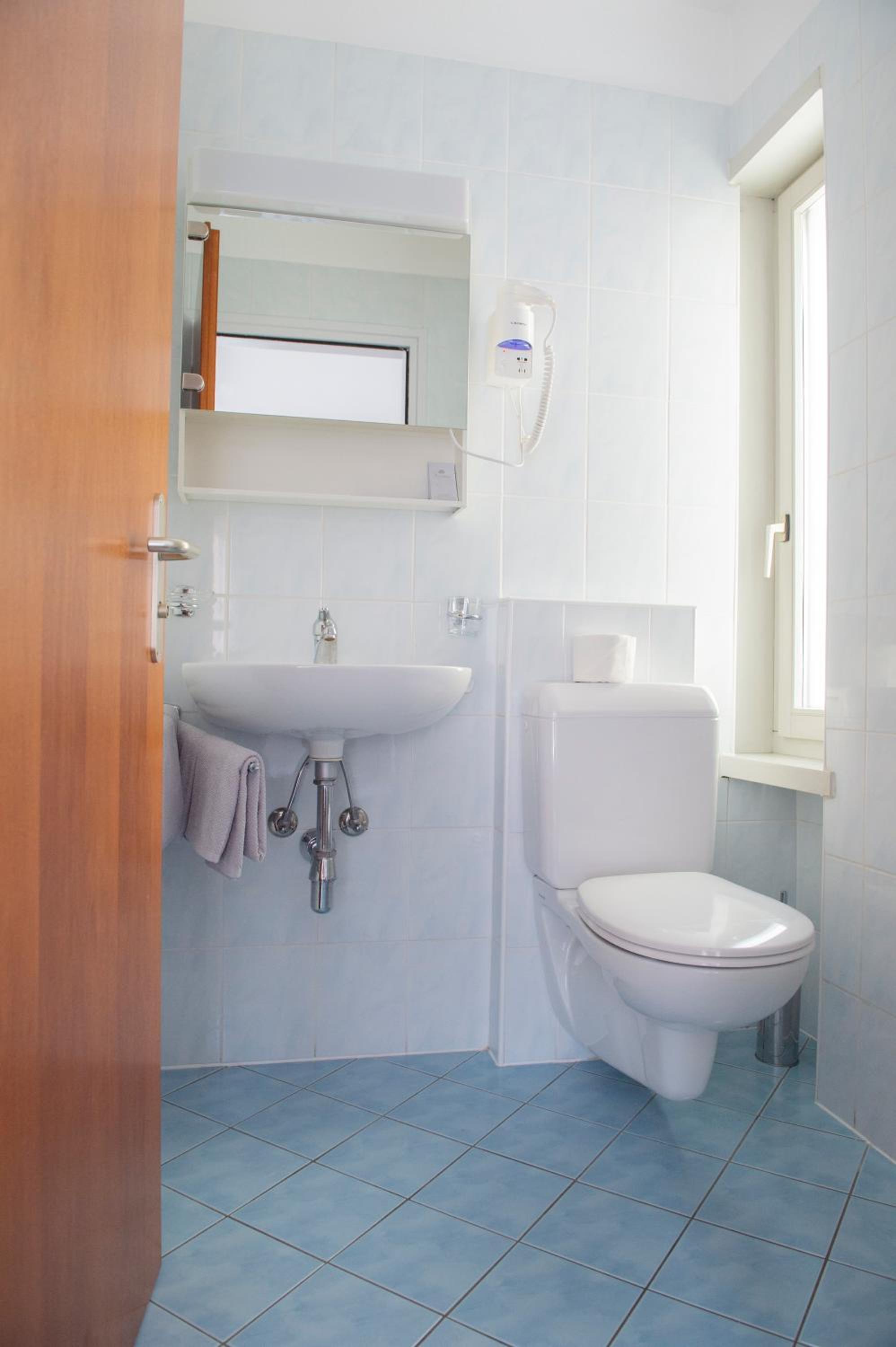 Quadruple Room with Private Bathroom - Photo 15