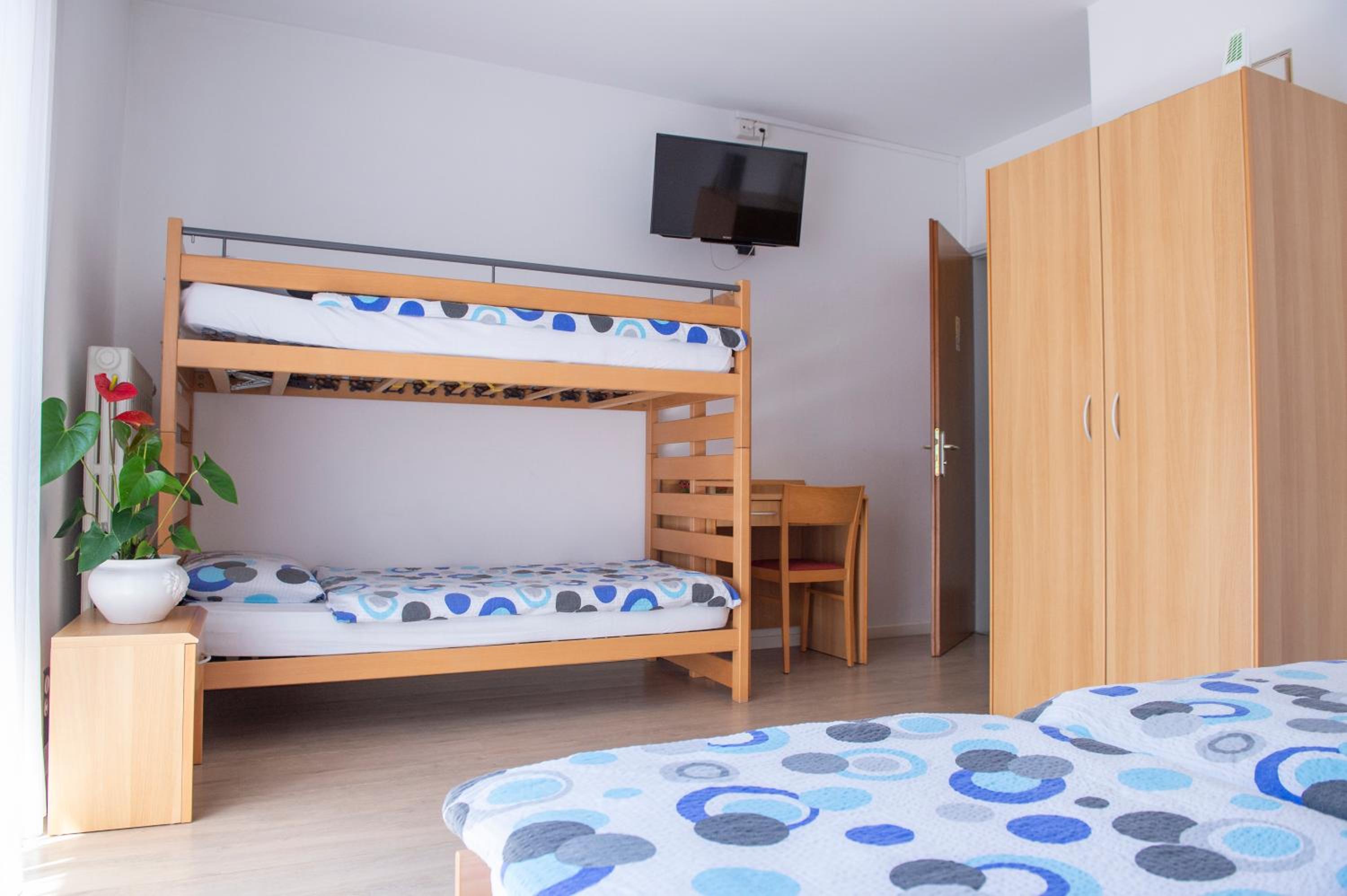 Quadruple Room with Private Bathroom - Photo 13
