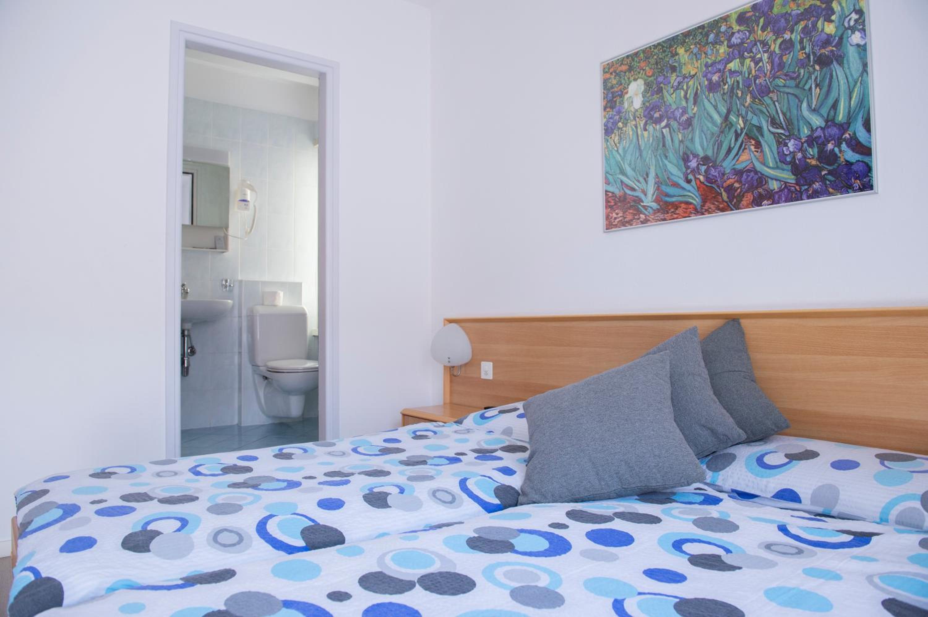 Quadruple Room with Private Bathroom - Photo 12