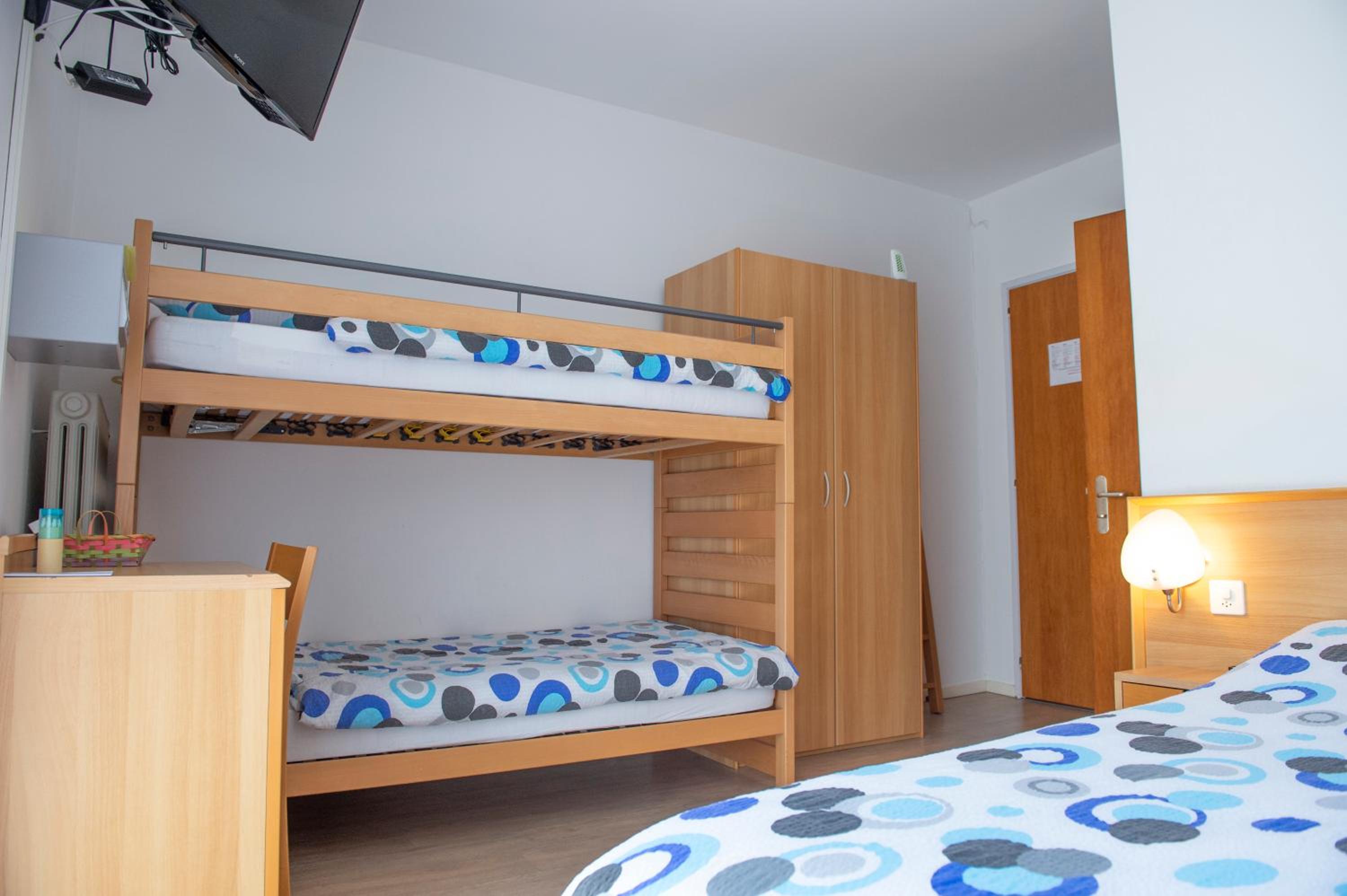 Quadruple Room with Private Bathroom - Photo 11