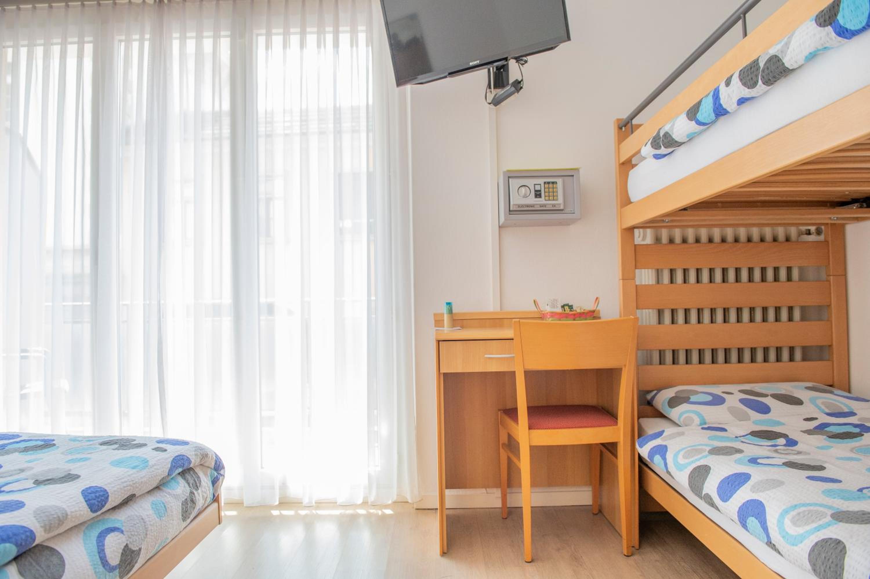 Quadruple Room with Private Bathroom - Photo 5