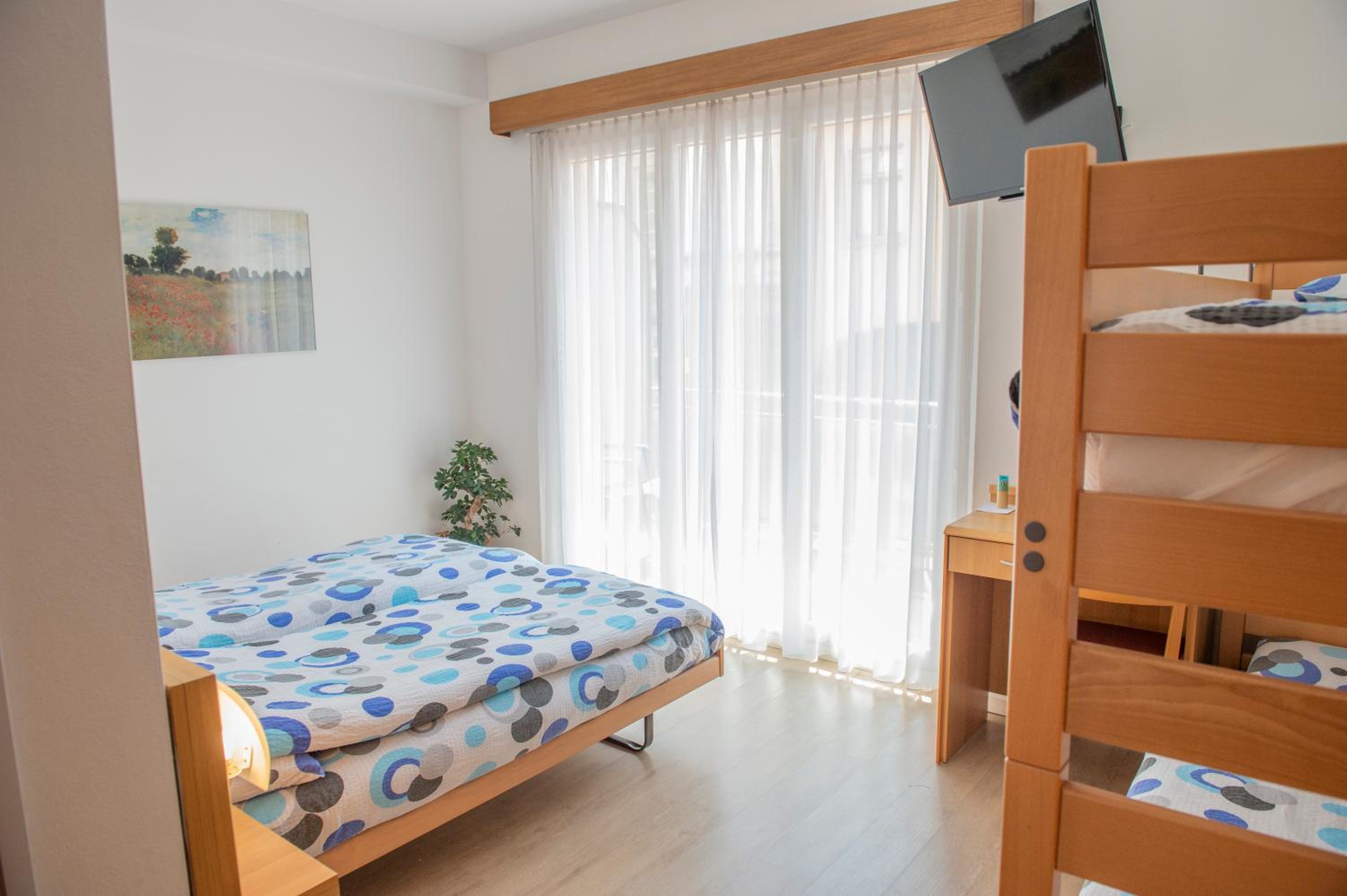 Quadruple Room with Private Bathroom - Photo 4