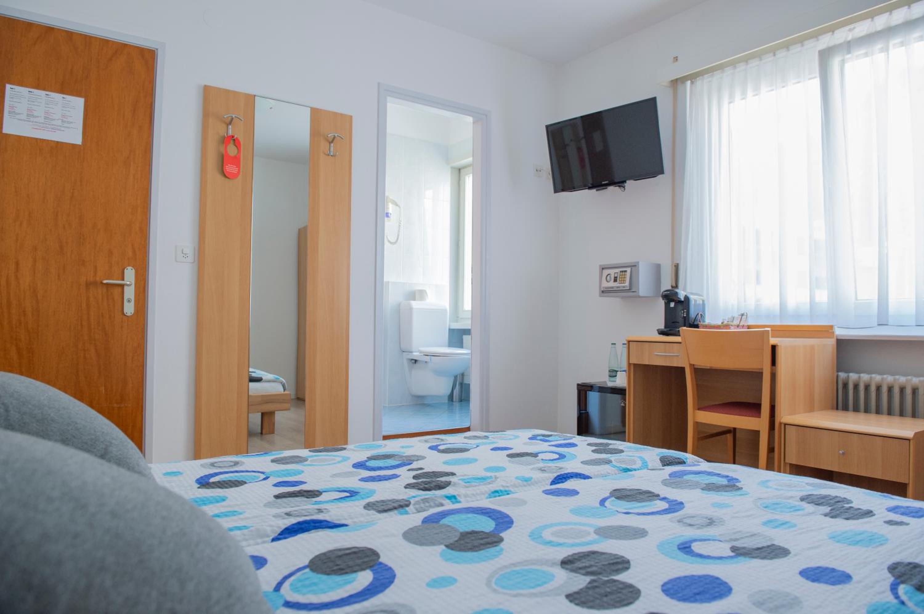 Double Room with Private Bathroom - Photo 14