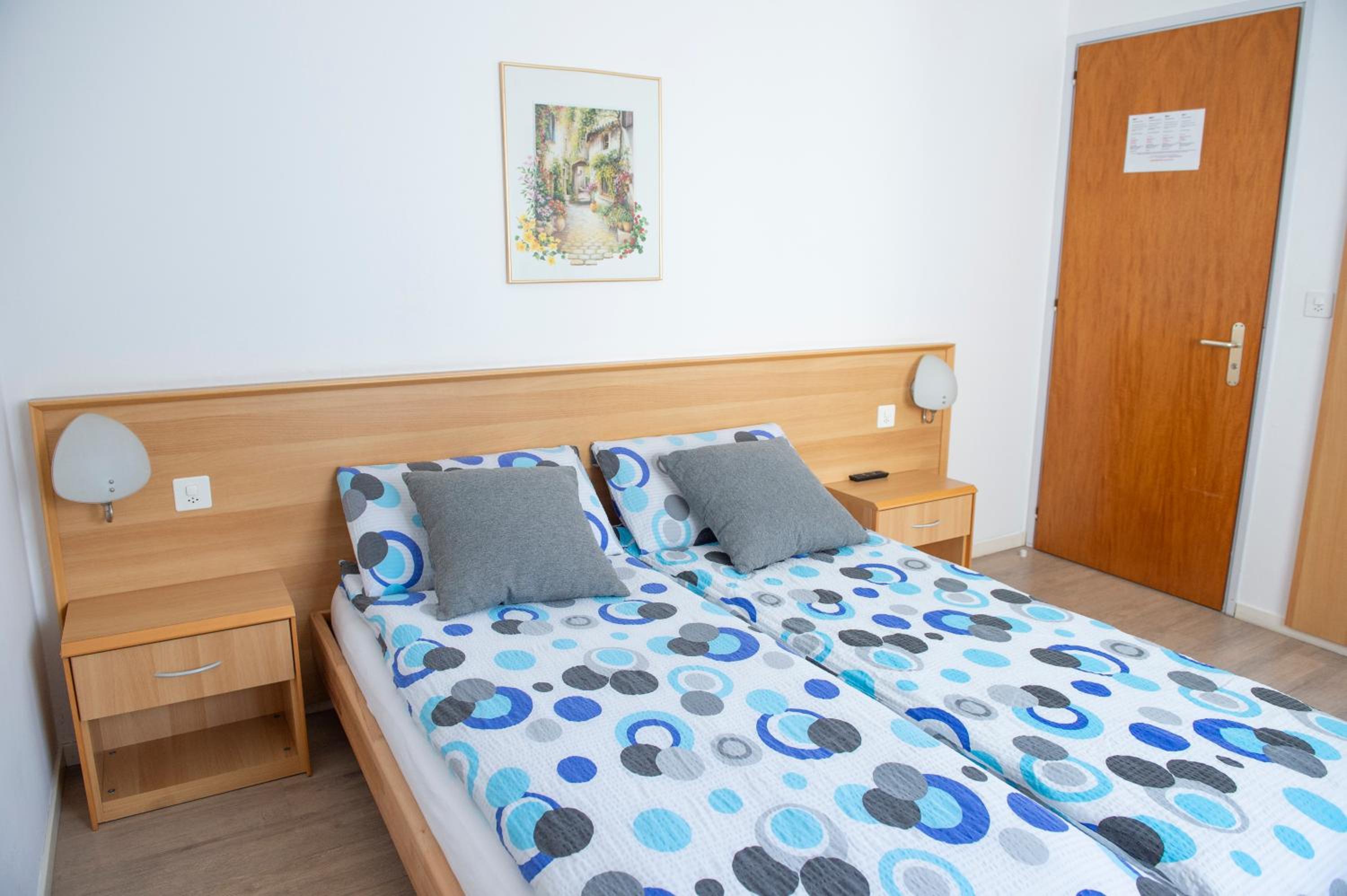 Double Room with Private Bathroom - Photo 13
