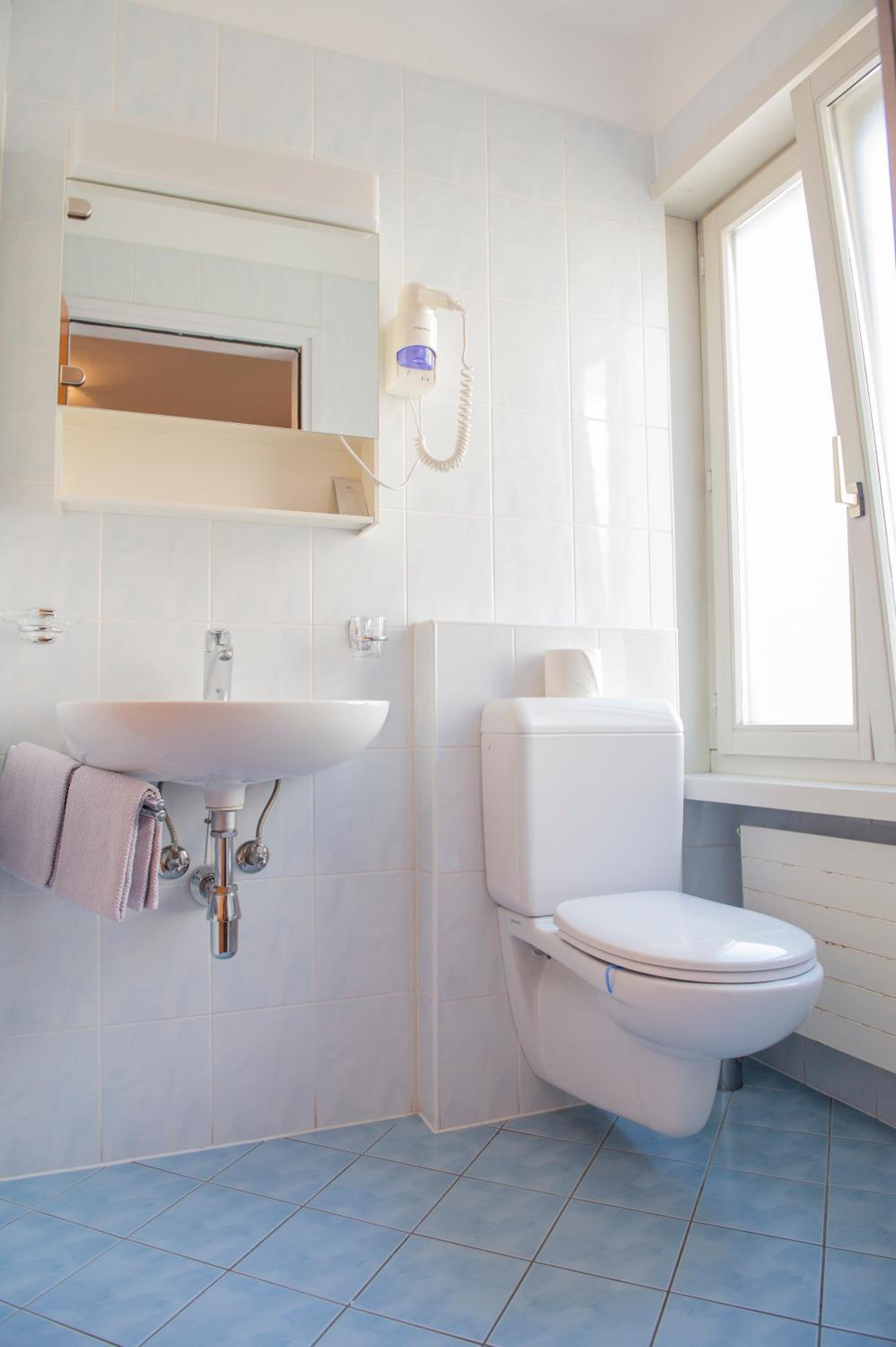 Double Room with Private Bathroom - Photo 20