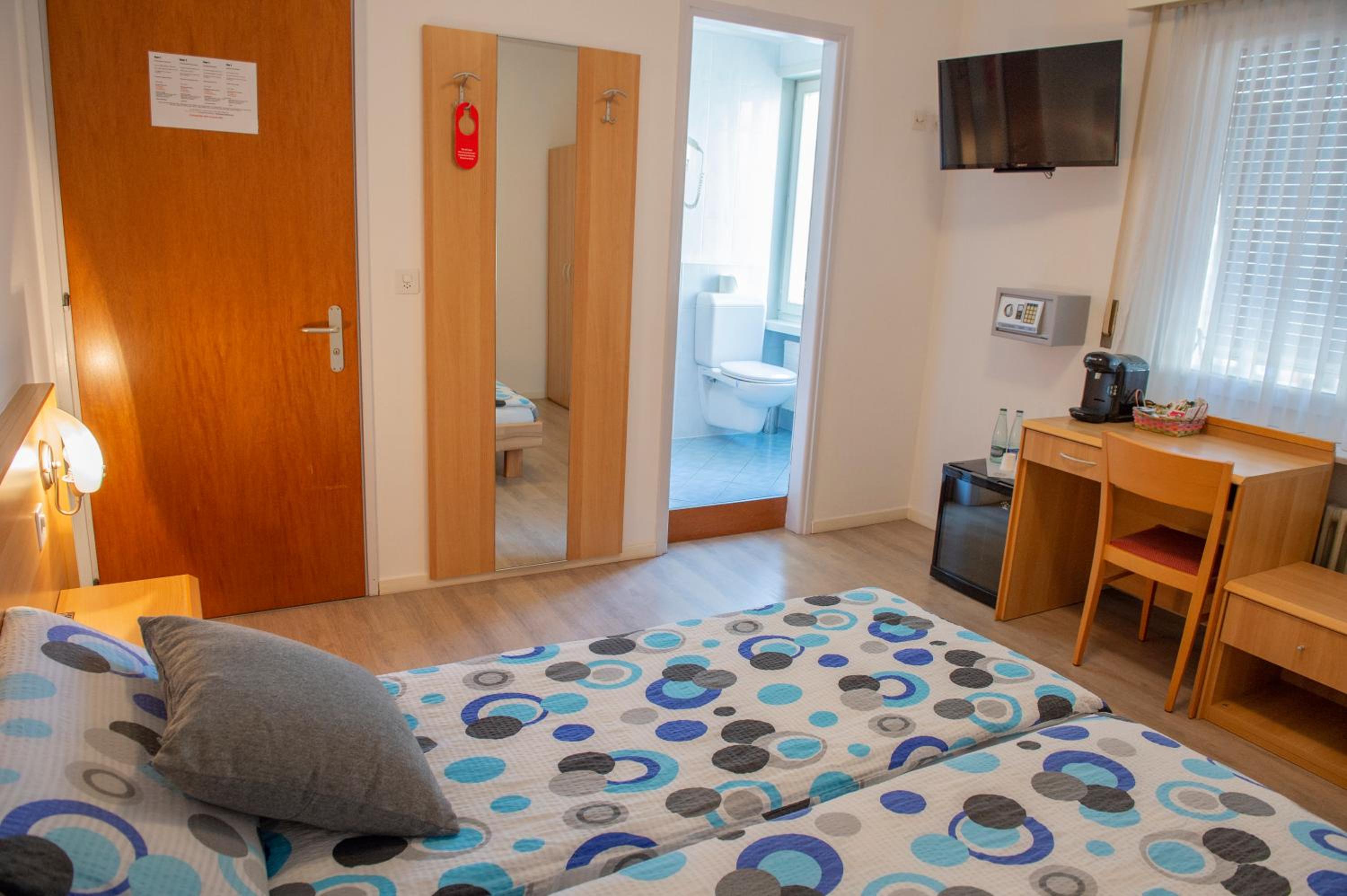 Double Room with Private Bathroom - Photo 11