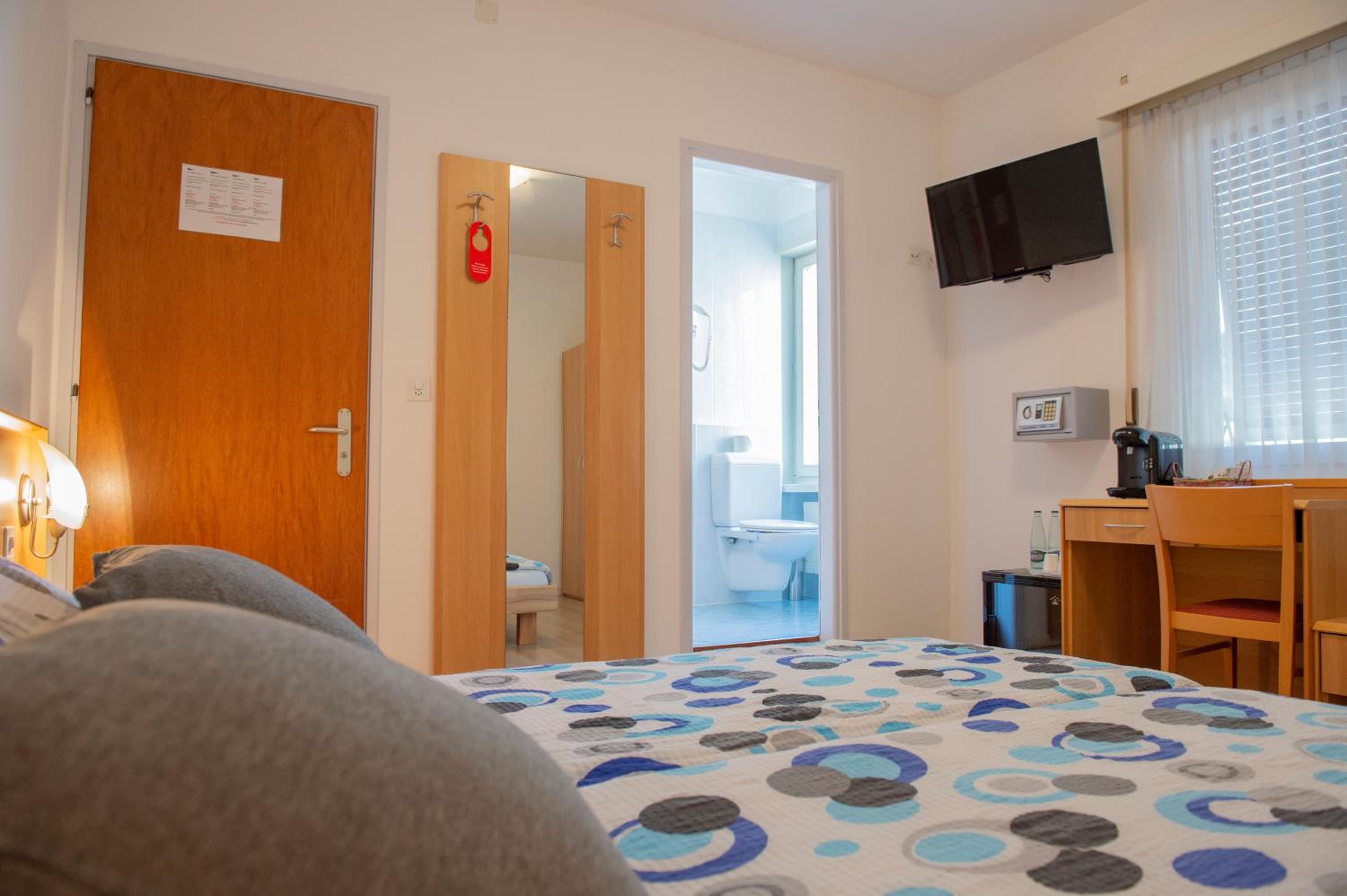 Double Room with Private Bathroom - Photo 10