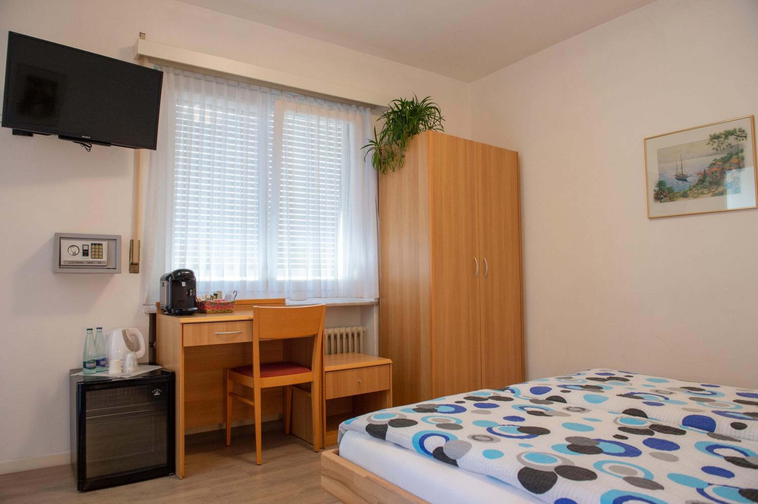 Double Room with Private Bathroom - Photo 9