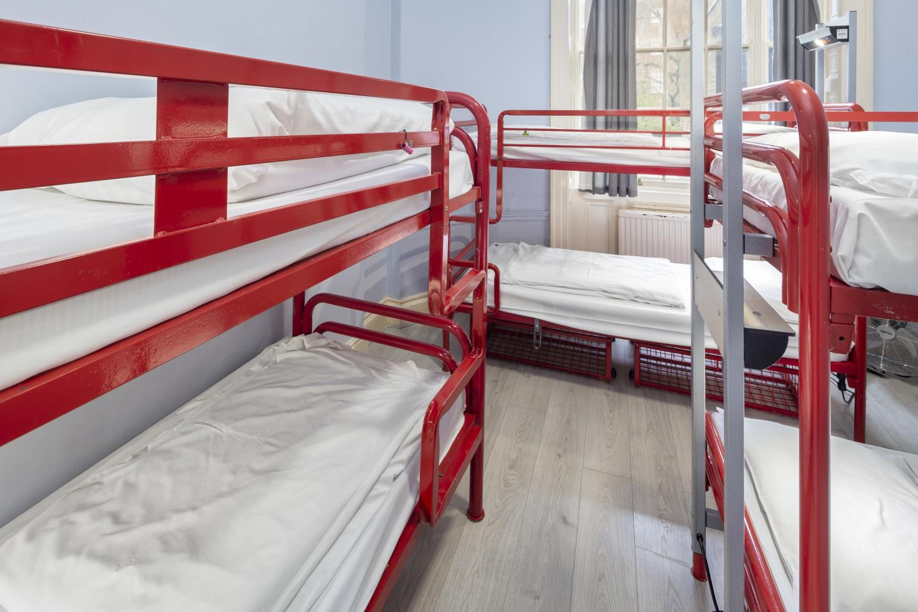 Bed in 8-Bed Mixed Dormitory Room (18–40 years) photo 1
