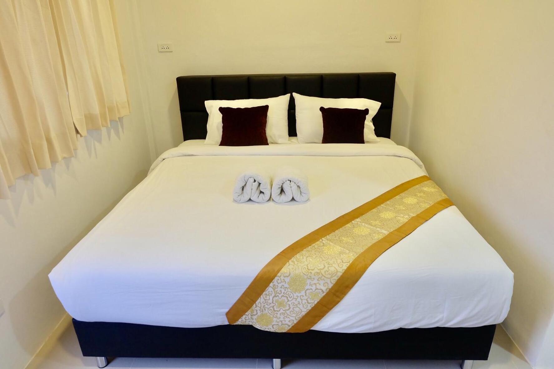 Double Room with Private Bathroom - Photo 9