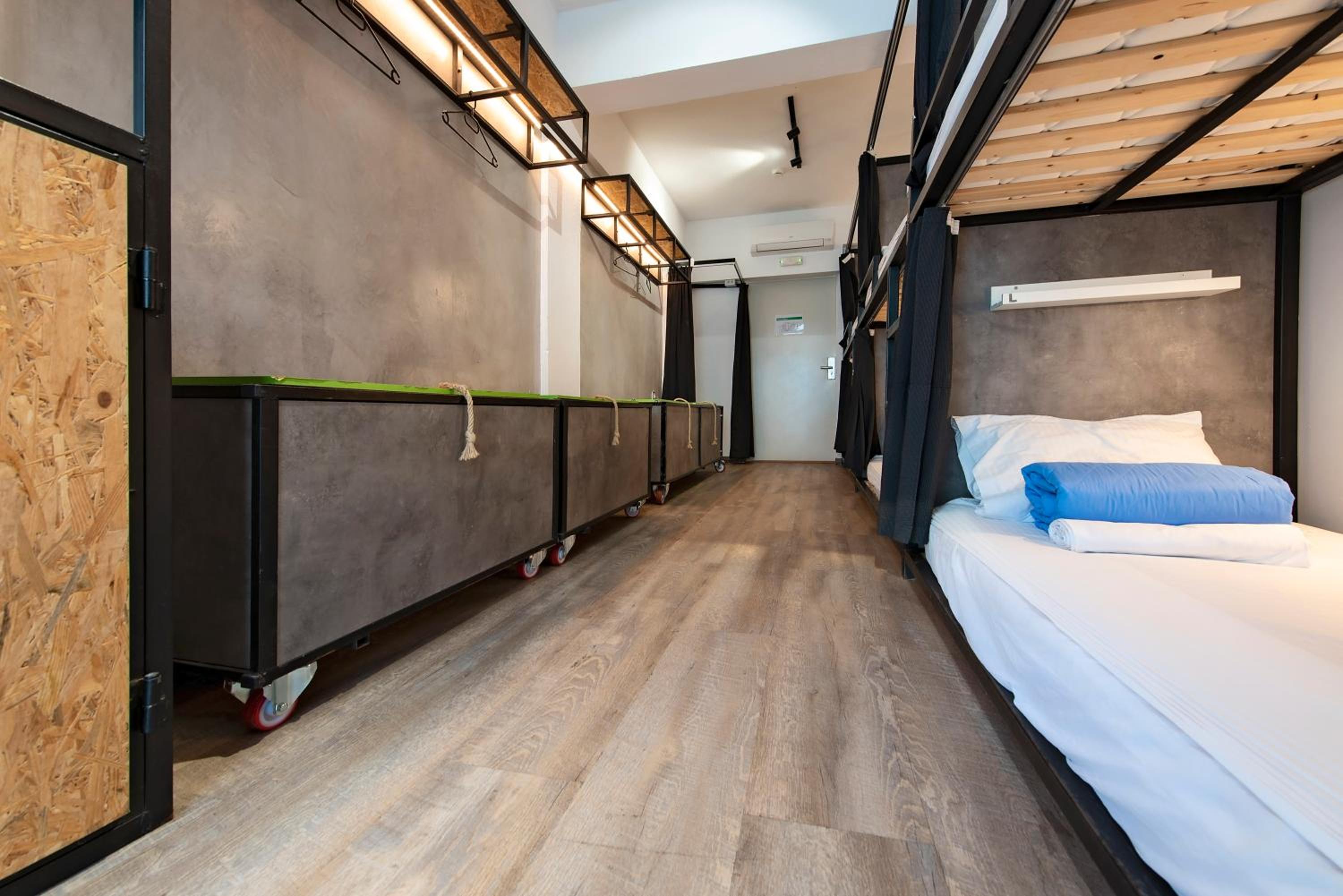 Bed in 6-Bed Mixed Dormitory Room photo 1
