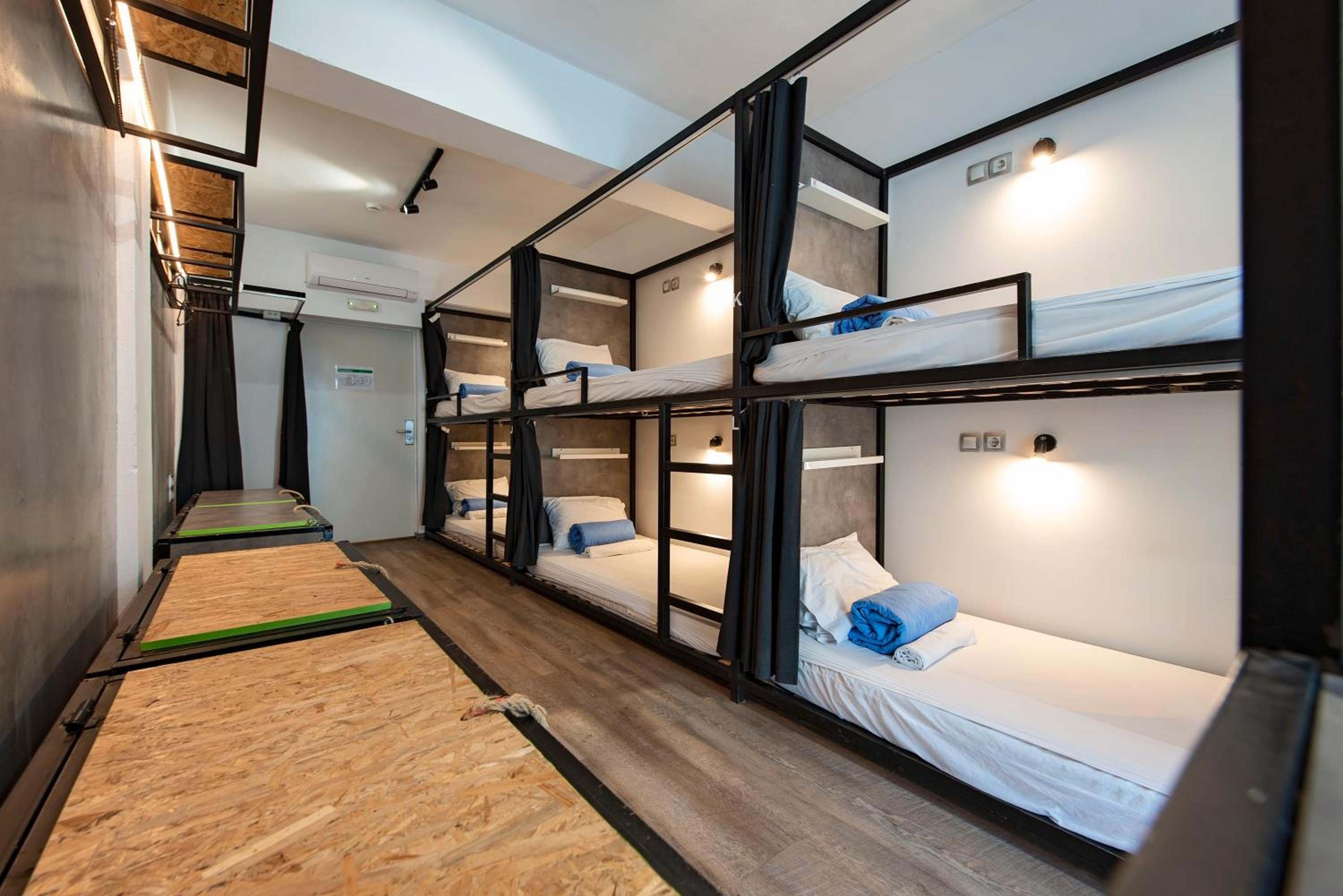 Bed in 6-Bed Mixed Dormitory Room photo 2