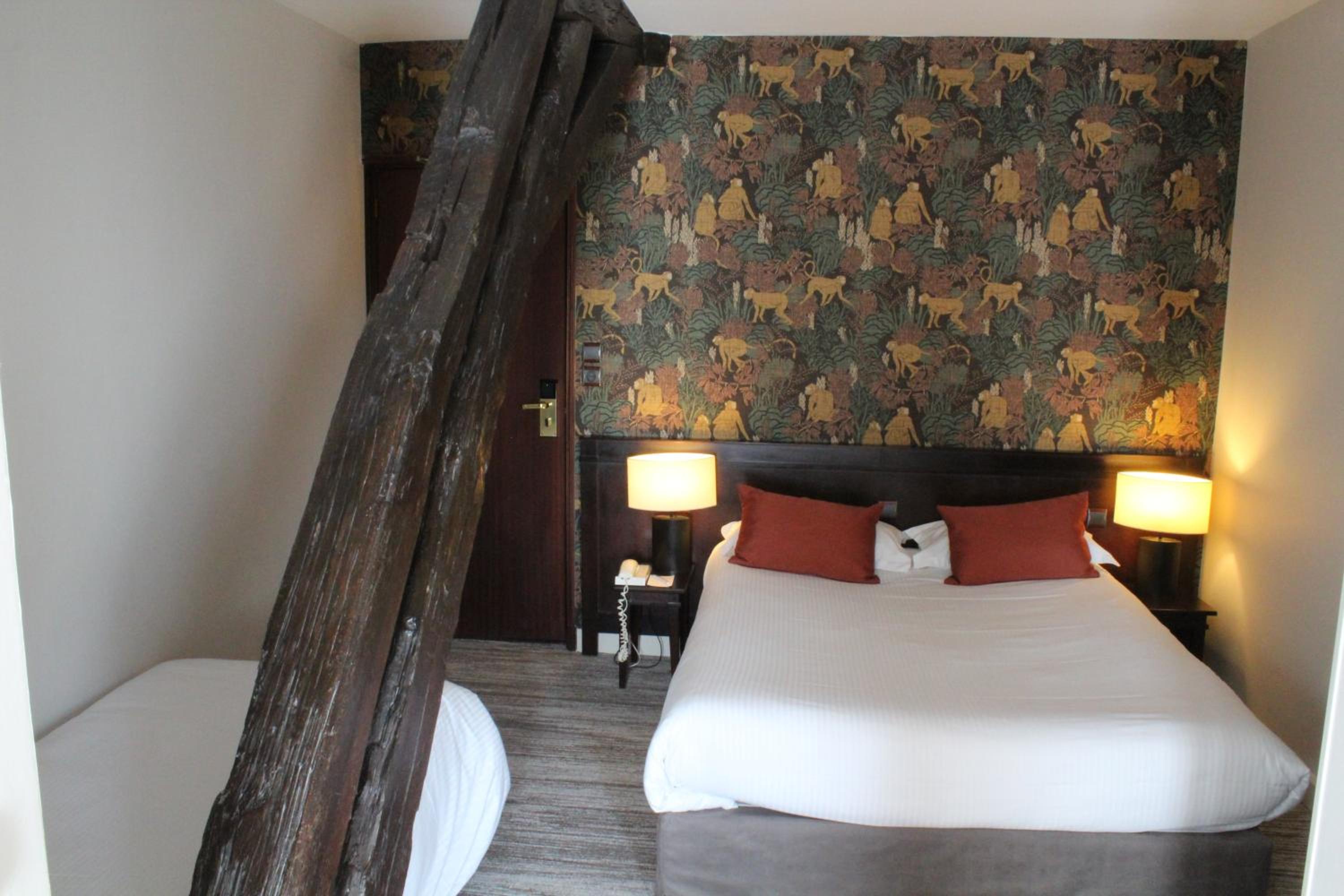 Superior Room with One Queen Bed and One Single Bed - Garden View/Non-Smoking photo 3