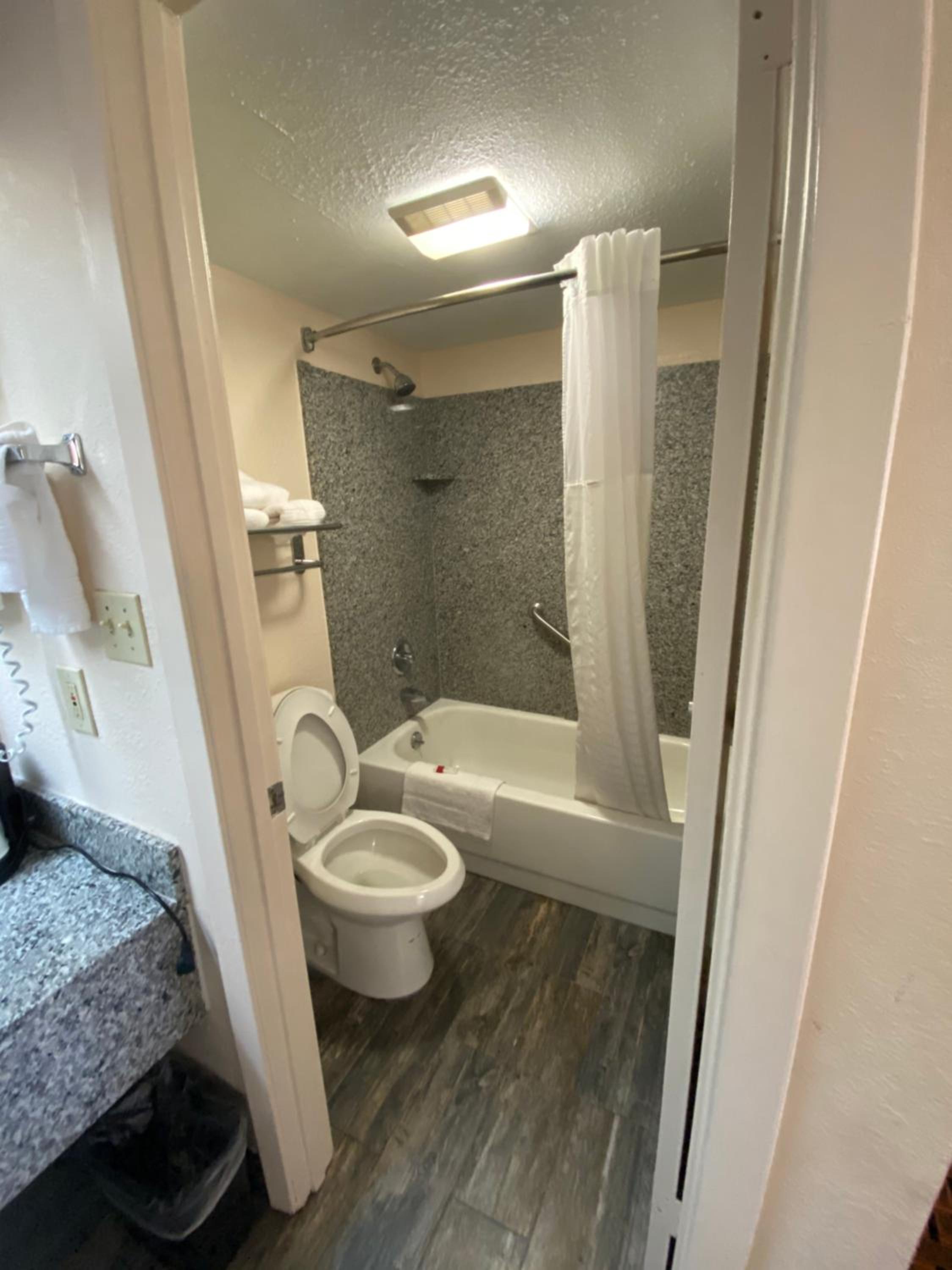 Double Room with Two Double Beds - Smoking - Photo 3