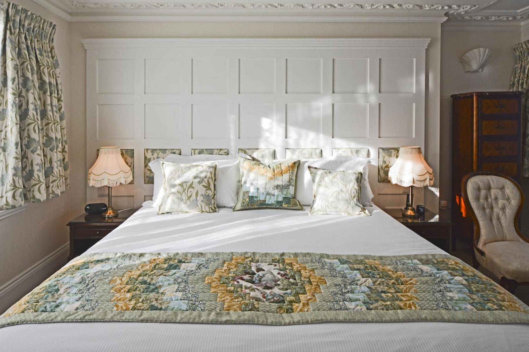 5 Tennyson Room photo 3