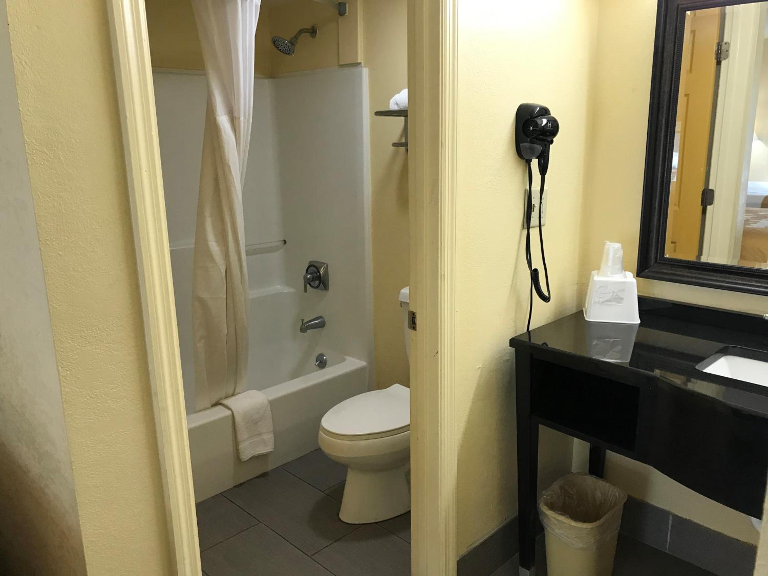 Double Room with Two Double Beds - Non-Smoking - Photo 4
