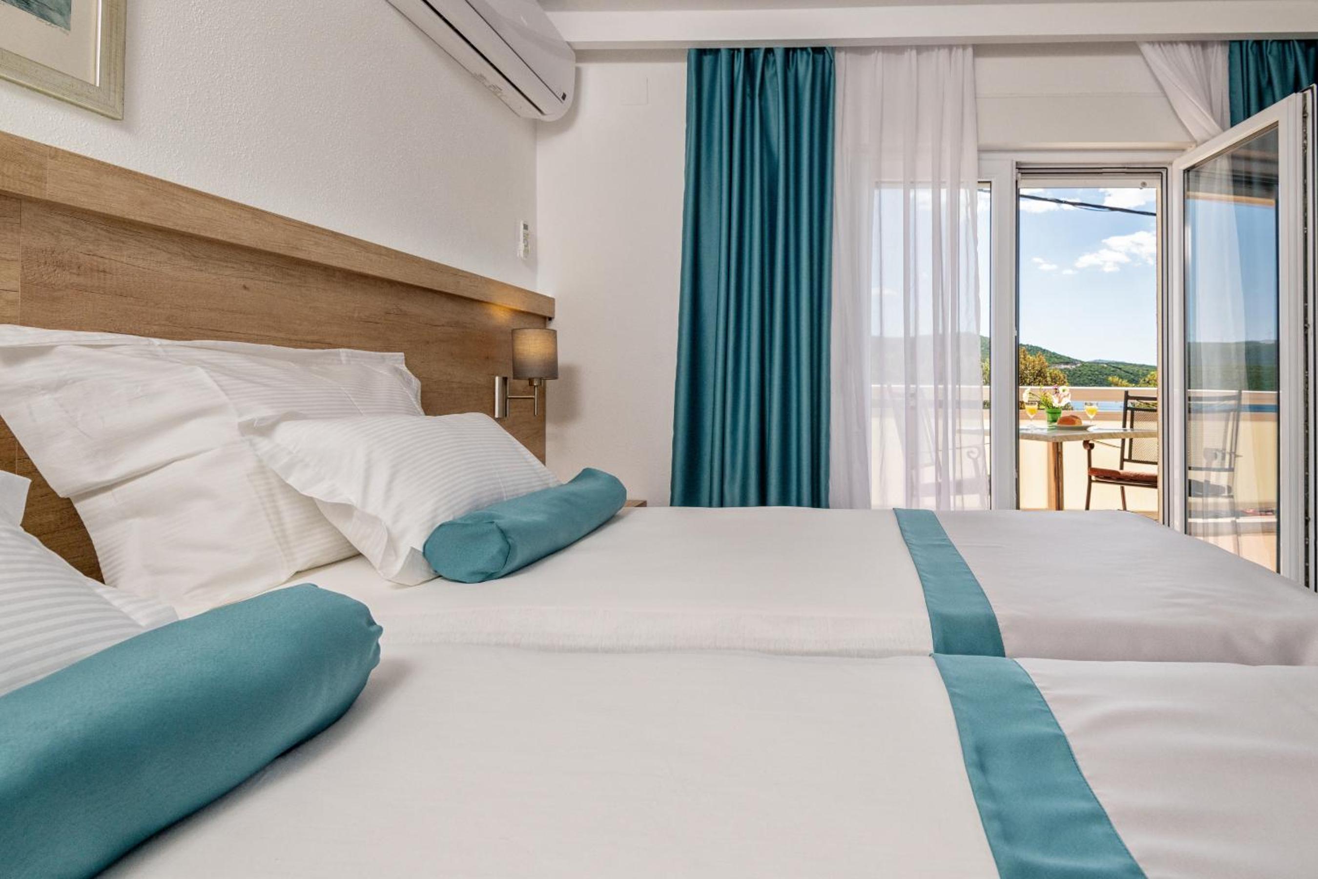 Triple Room with Sea View