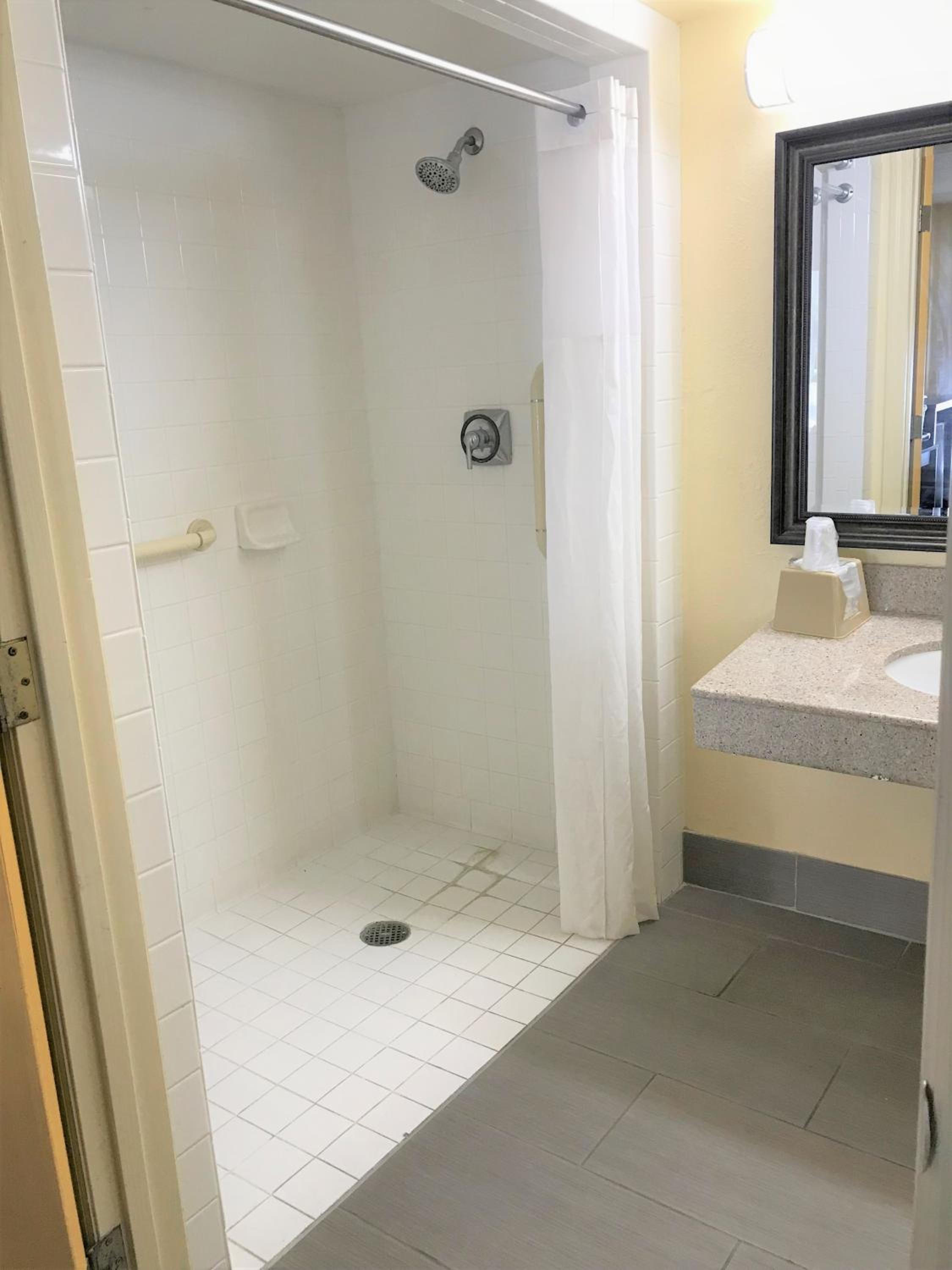 King Room - Mobility Access/Non-Smoking - Photo 4