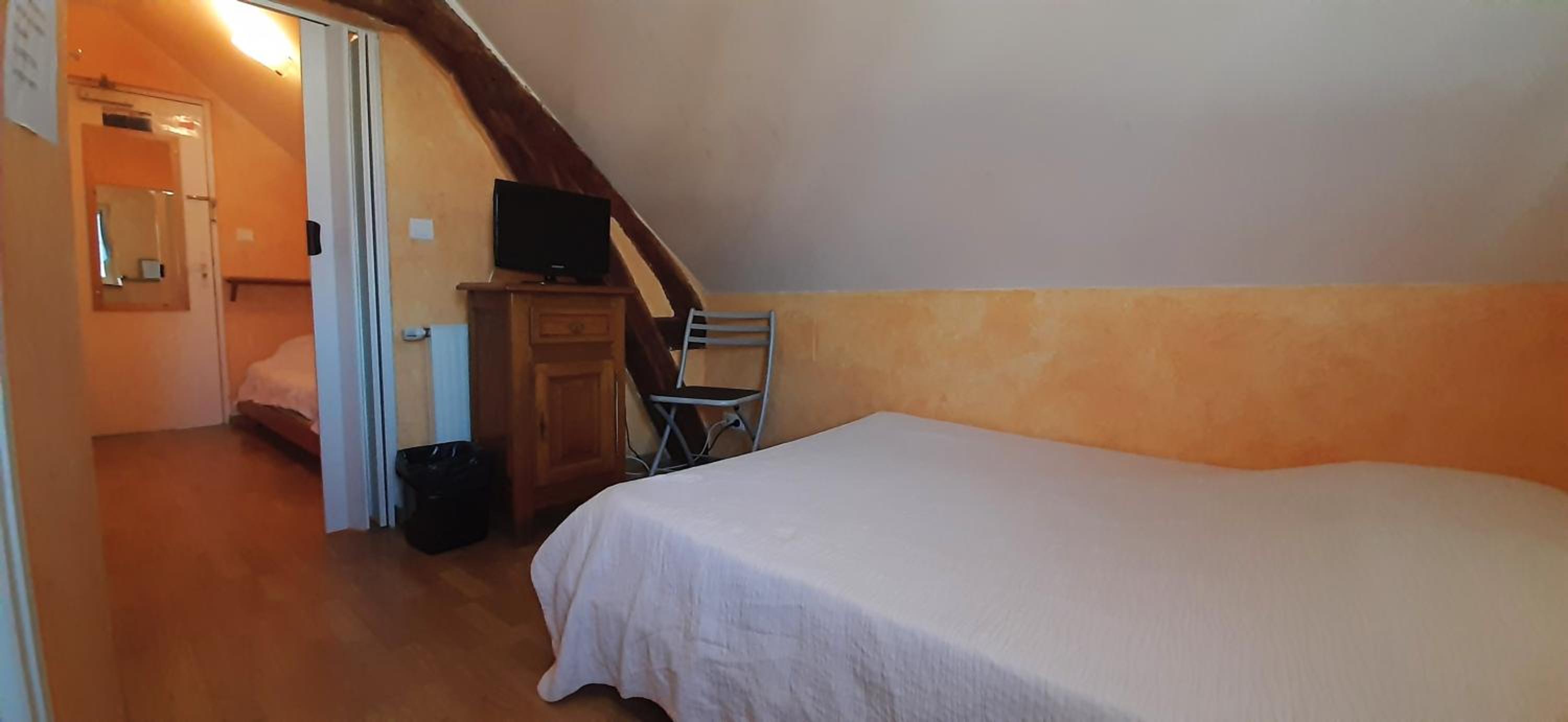 Quadruple Room with Private Bathroom - Photo 1