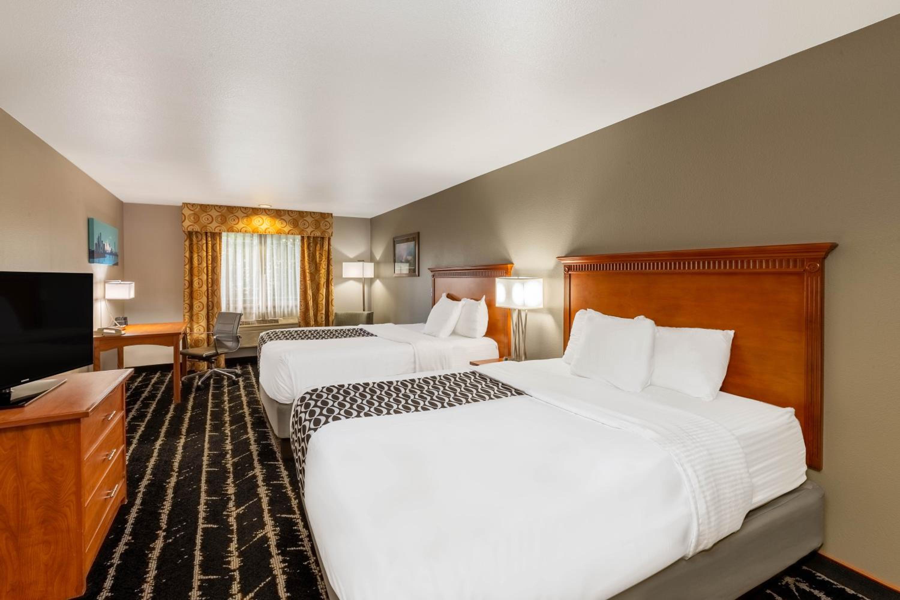 Deluxe Queen Room with Two Queen Beds - Non-Smoking - Photo 4
