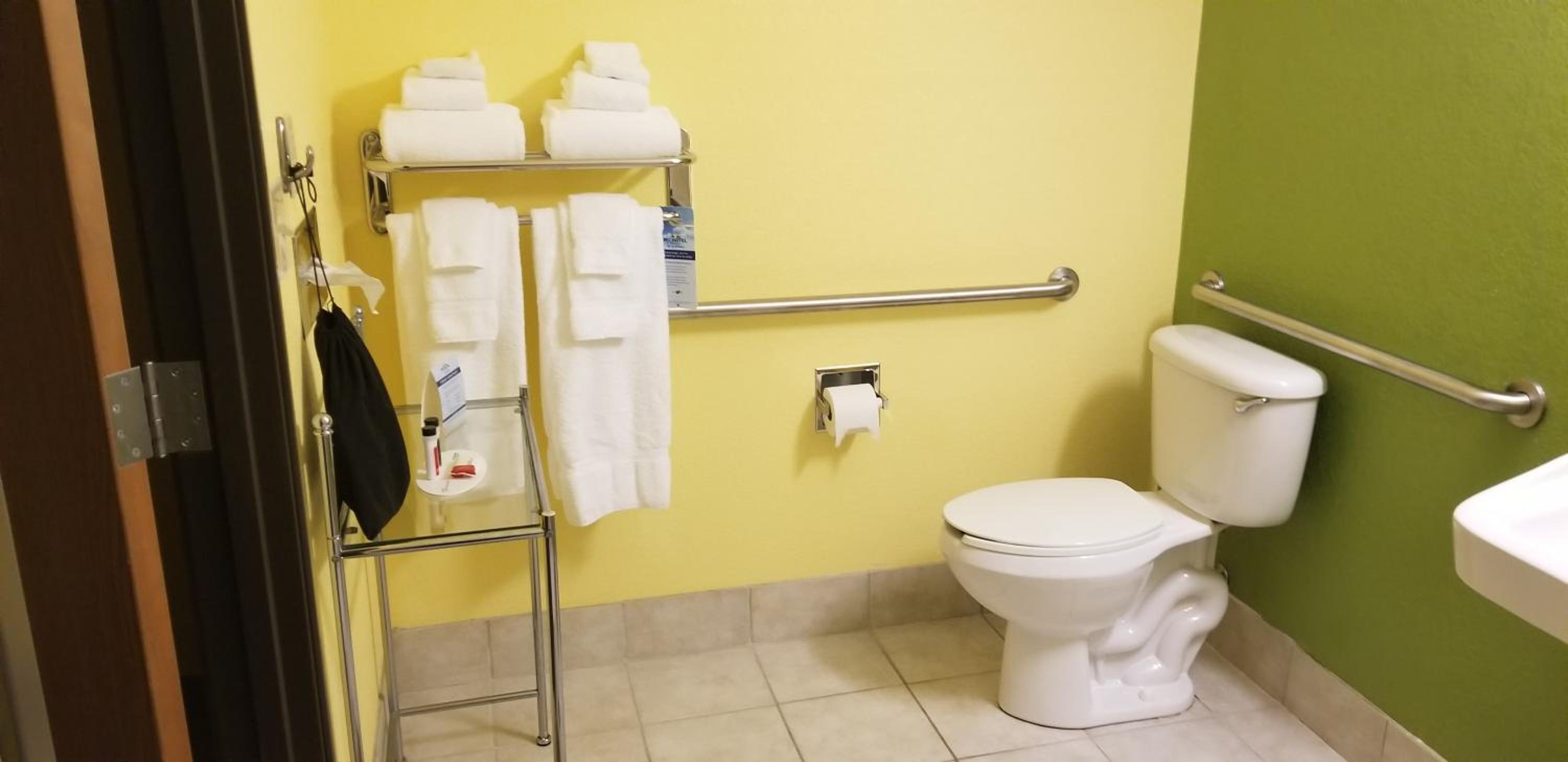 Queen Room with Roll-In Shower - Mobility Accessible/Non-Smoking - Photo 4