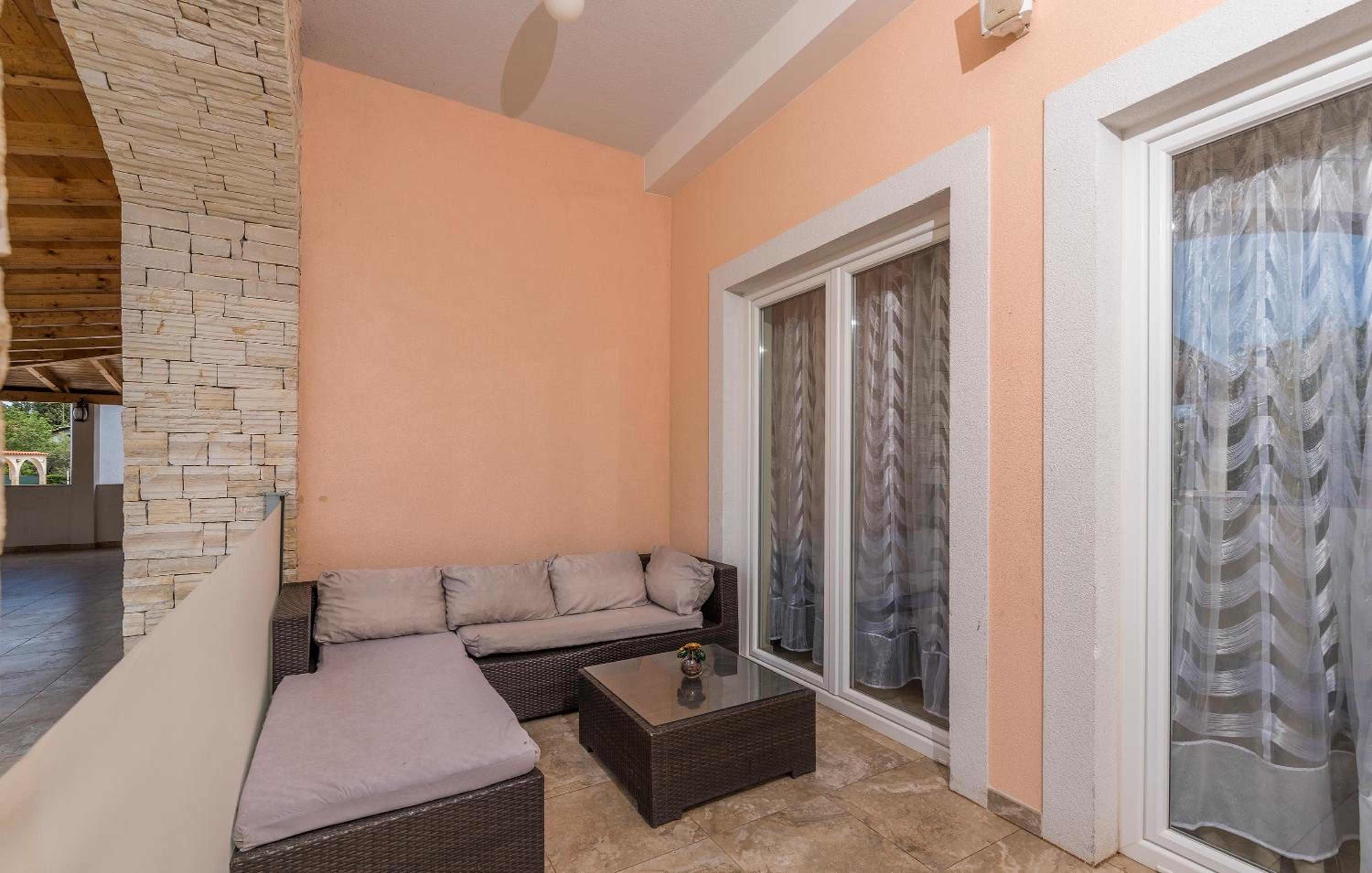 One-Bedroom Apartment - Photo 4
