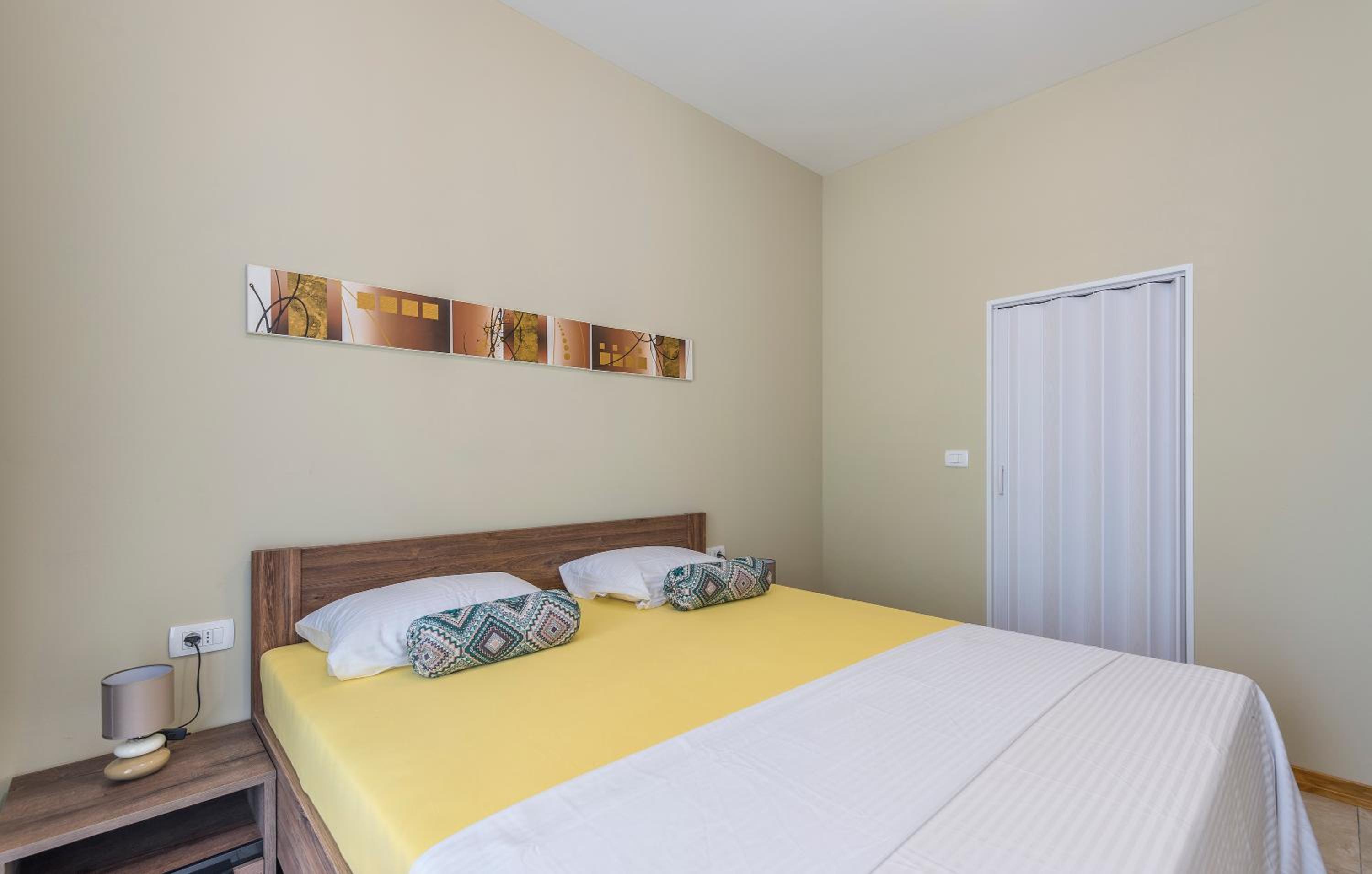 One-Bedroom Apartment - Photo 9