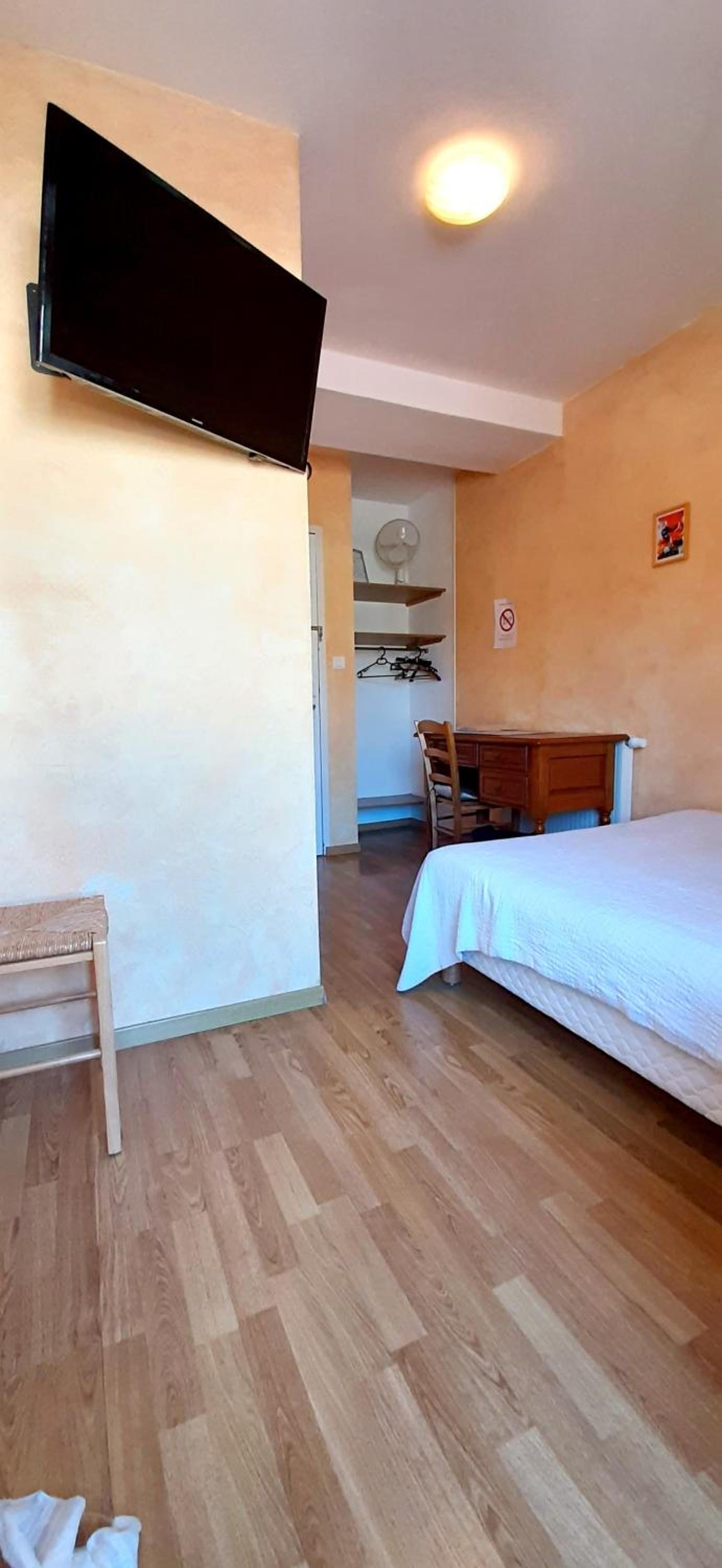 Double Room with Private Bathroom - Photo 3