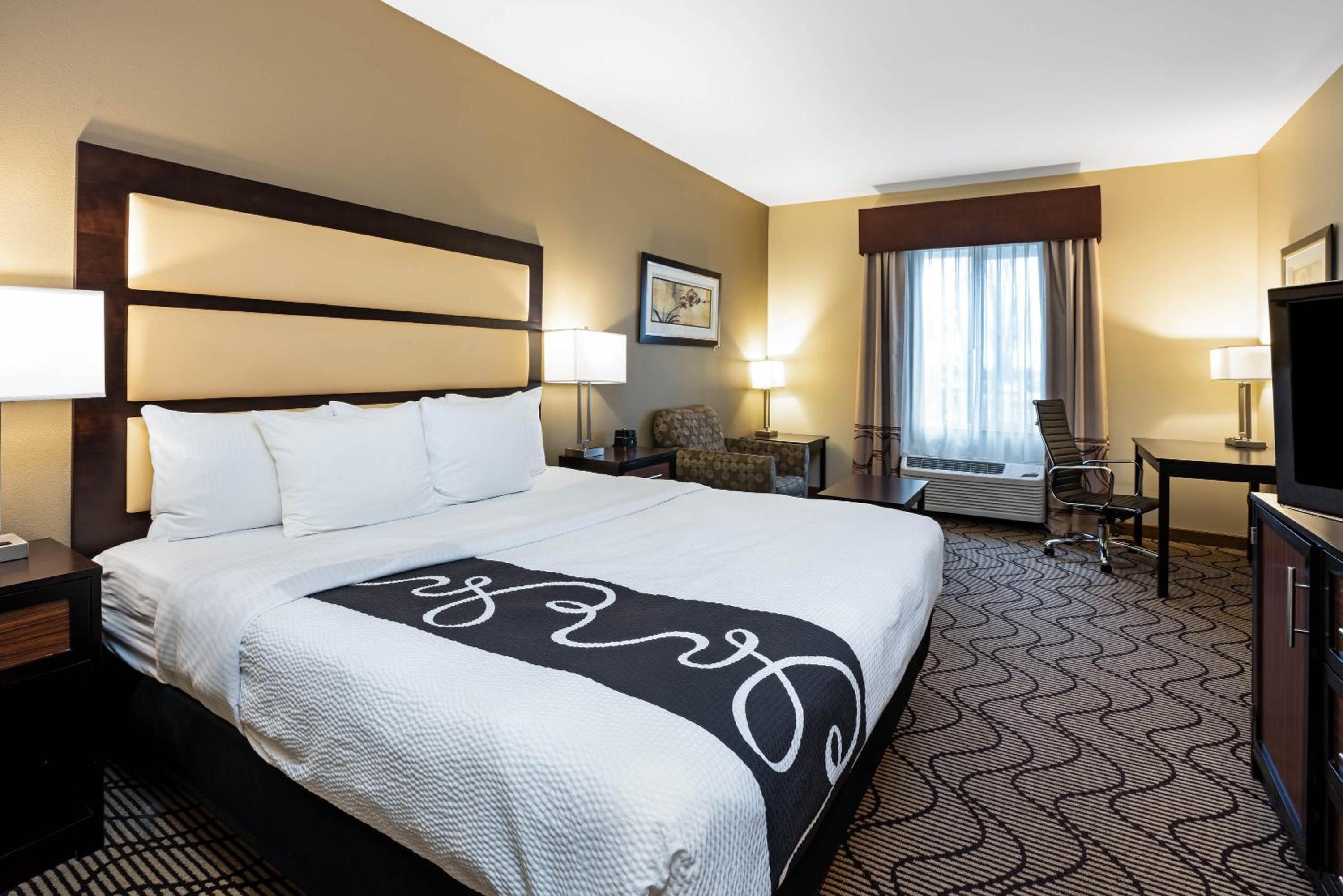 King Room - Non-Smoking - Photo 3