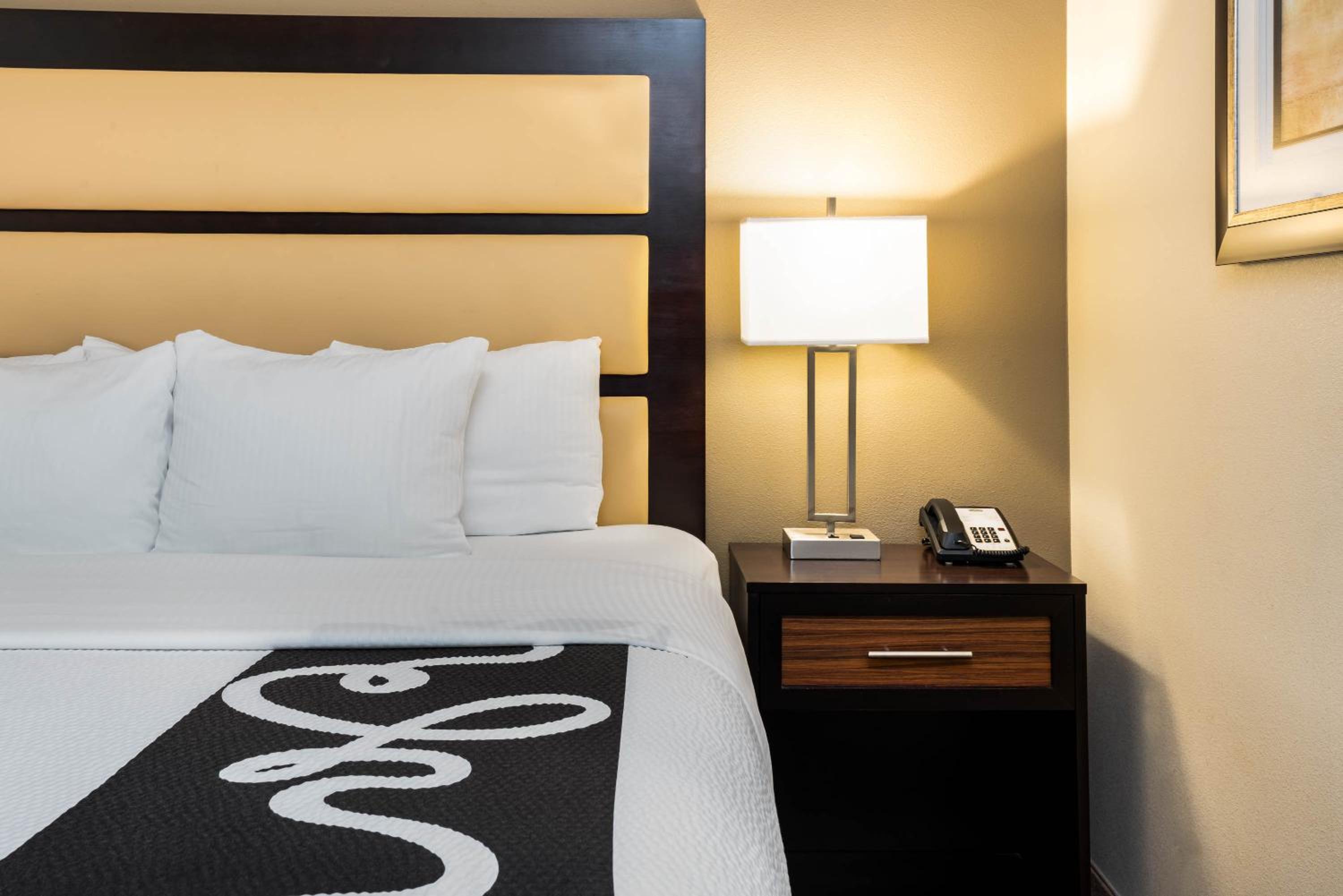 Queen Room With Two Queen beds Room Mobility/Hearing Impaired Access - Non-Smoking - Photo 4