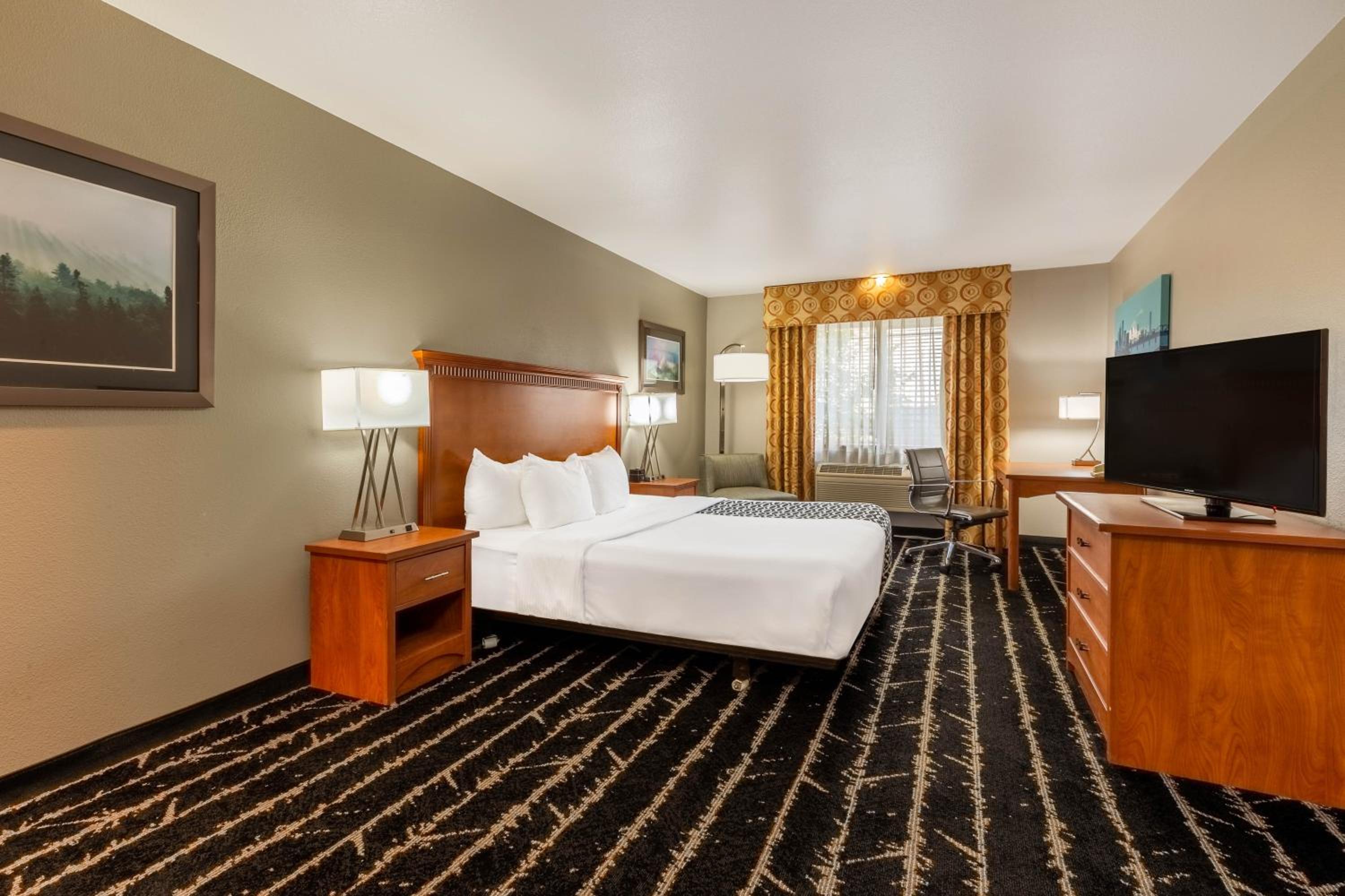 King Room with Bath Tub with Grab Bars - Mobility/Hearing Accessible - Non-Smoking - Photo 5