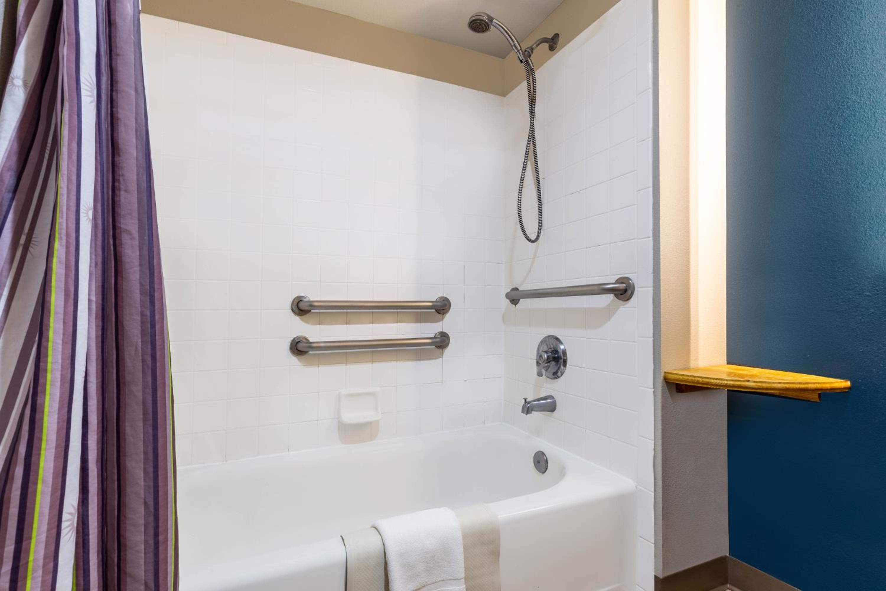 King Room with Bath Tub with Grab Bars - Mobility/Hearing Accessible - Non-Smoking - Photo 4