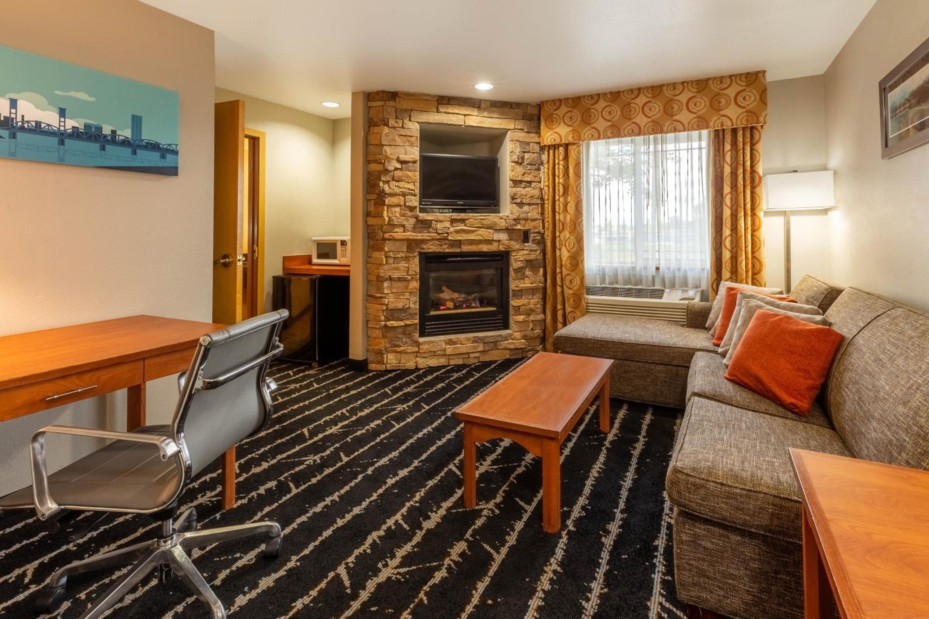 King Suite - Non-Smoking - Photo 4
