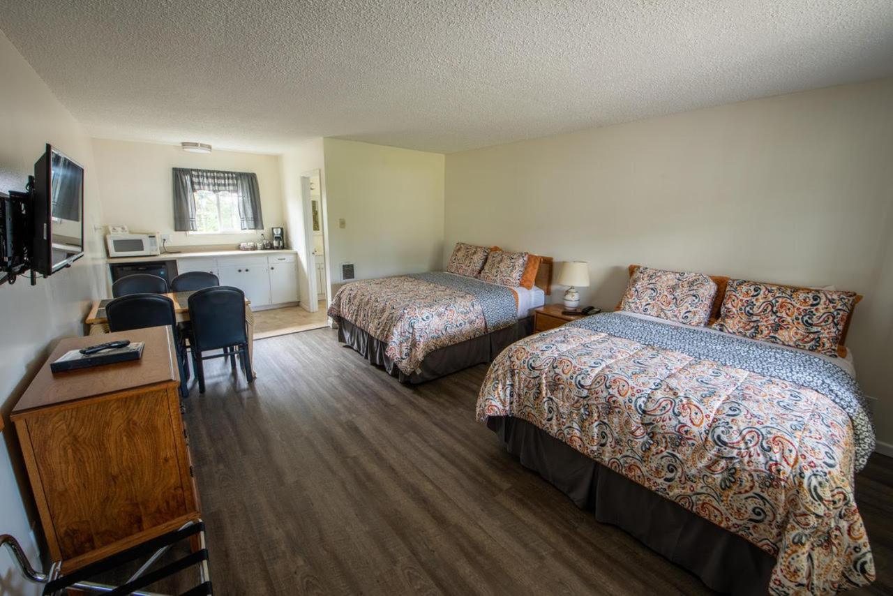 Two Queen Beds - Upper Floor (No Pets)