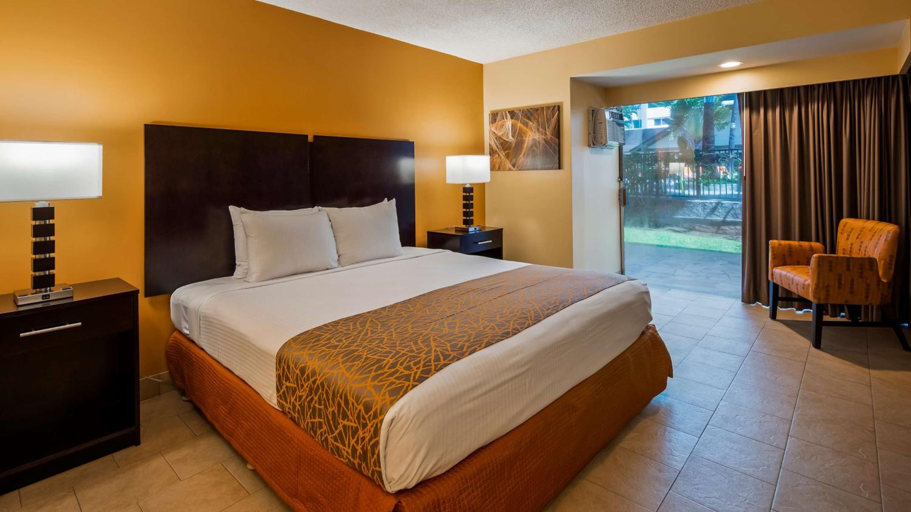 King Room with Courtyard View - Pet Friendly/Non-Smoking - Photo 4