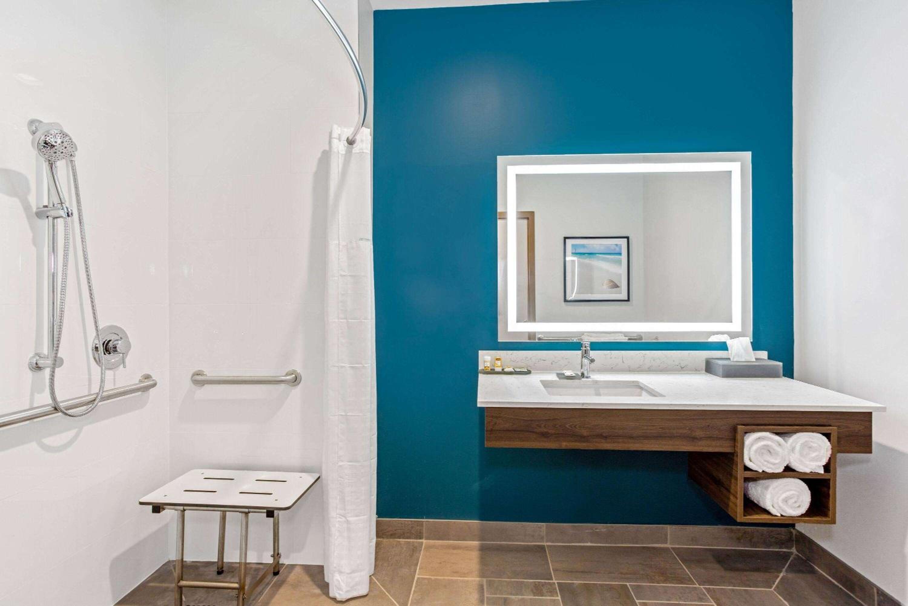 Deluxe King Room with Mobility/Hearing Impaired Access - Non-Smoking - Photo 9