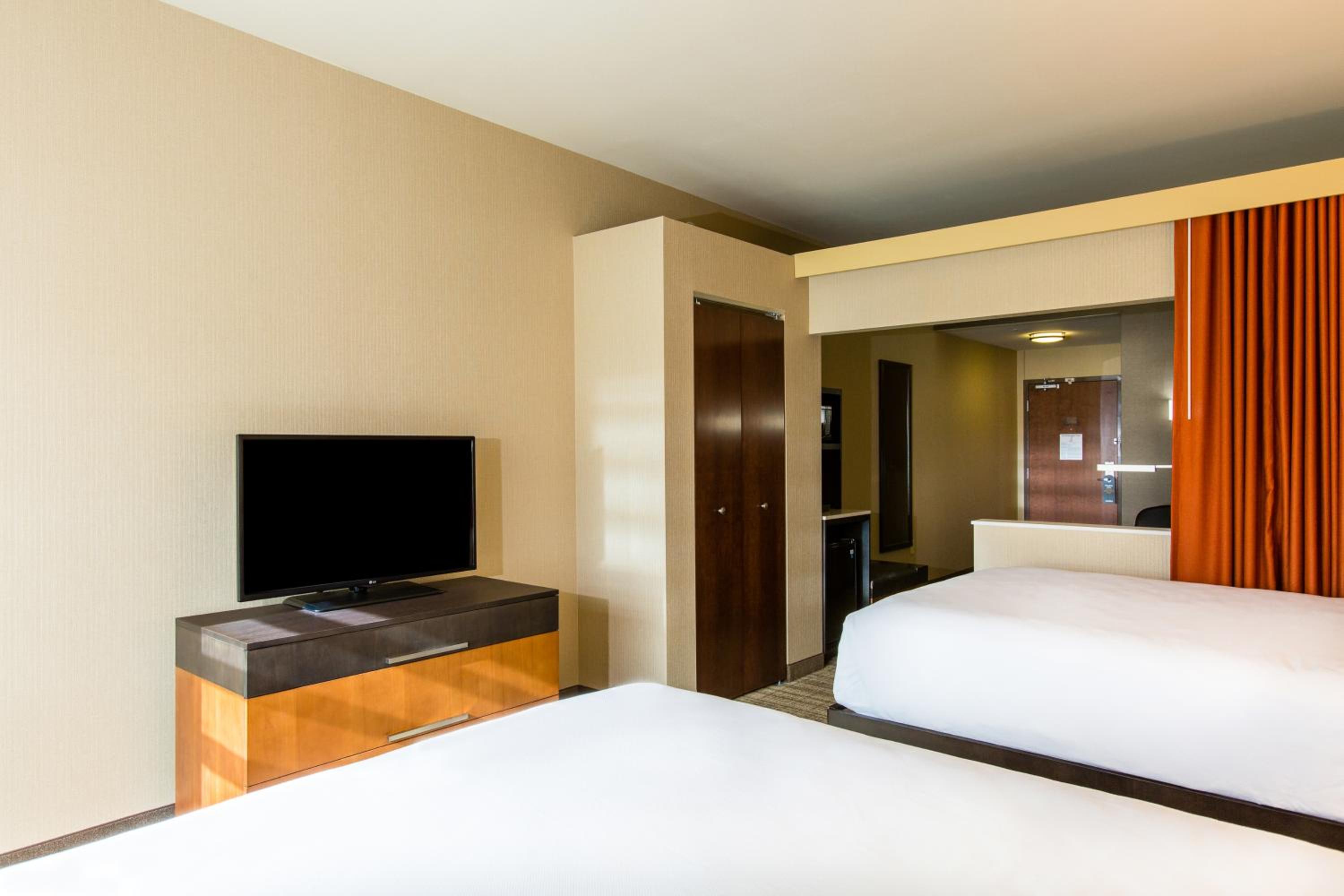 Queen Suite with Two Queen Beds - Accessible/Non-Smoking photo 2