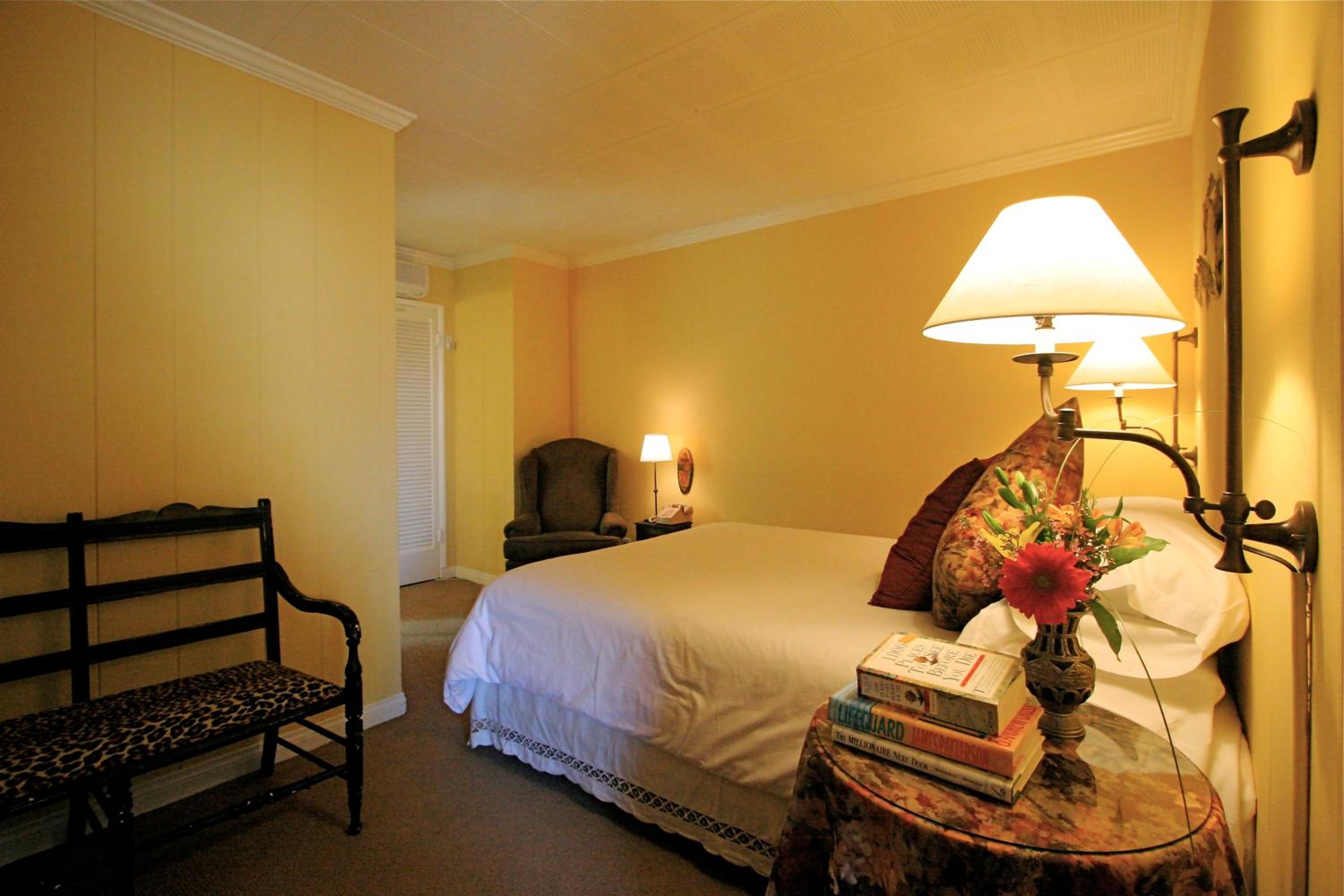 Queen Room photo 2