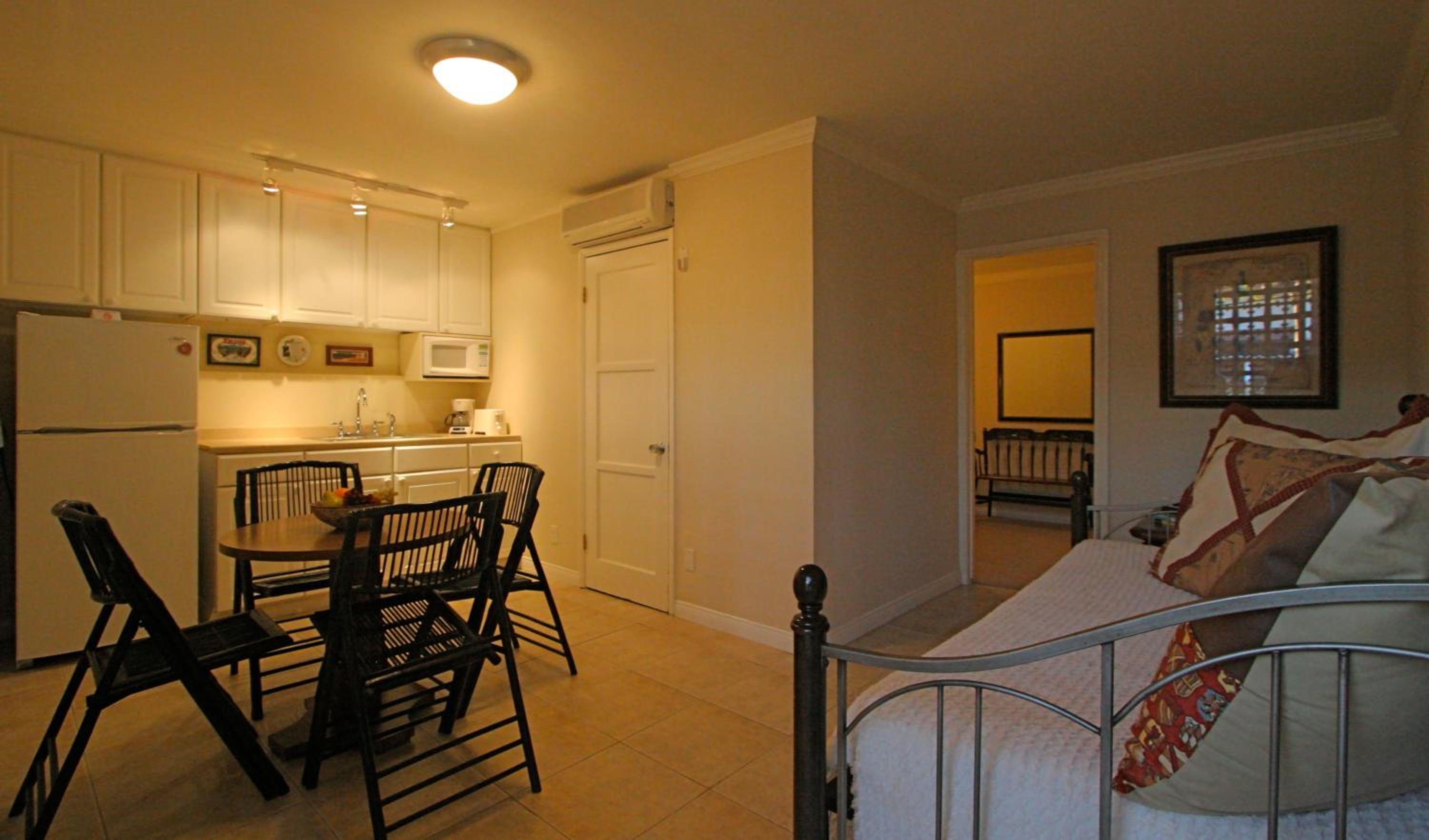Deluxe Queen Room - Photo 12