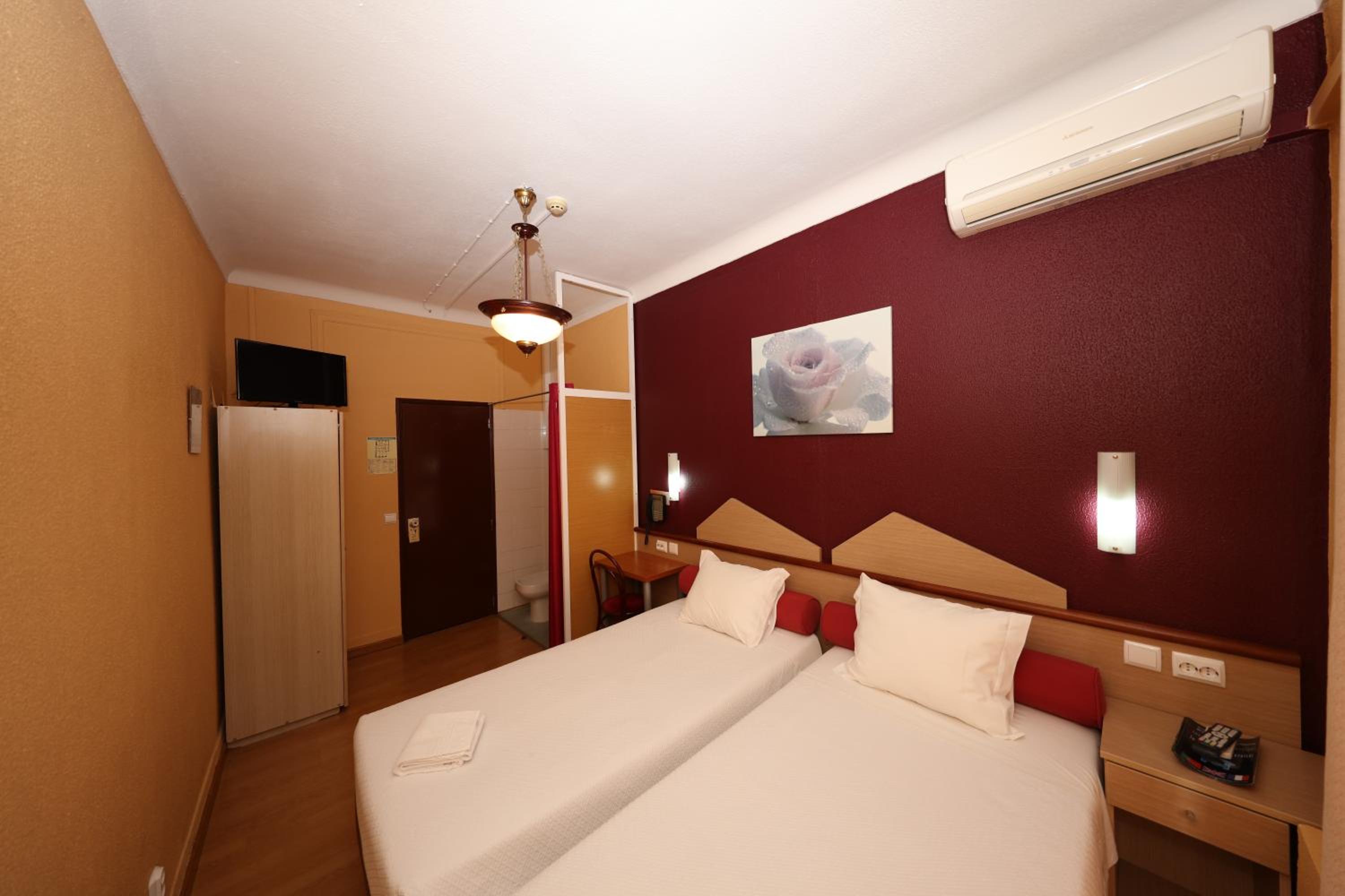 Twin Room with Shared Bathroom photo 2