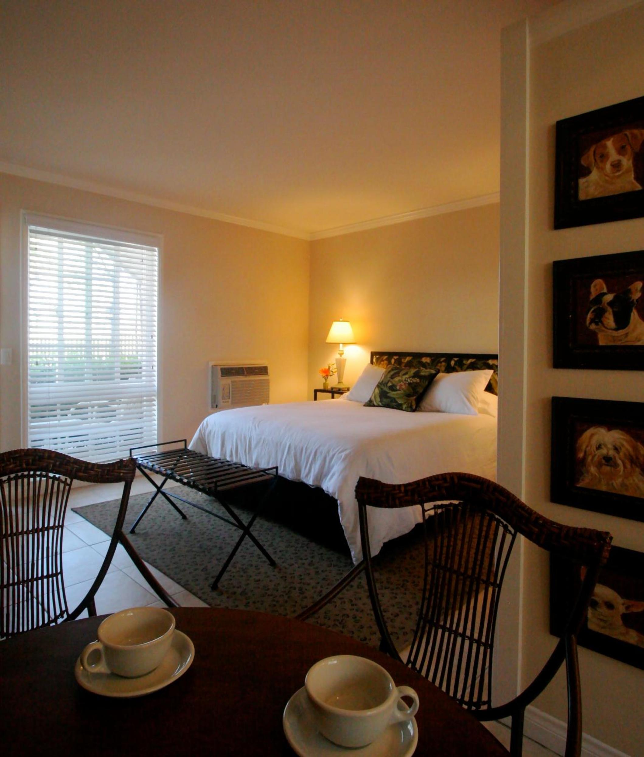 Deluxe Queen Room - Photo 10