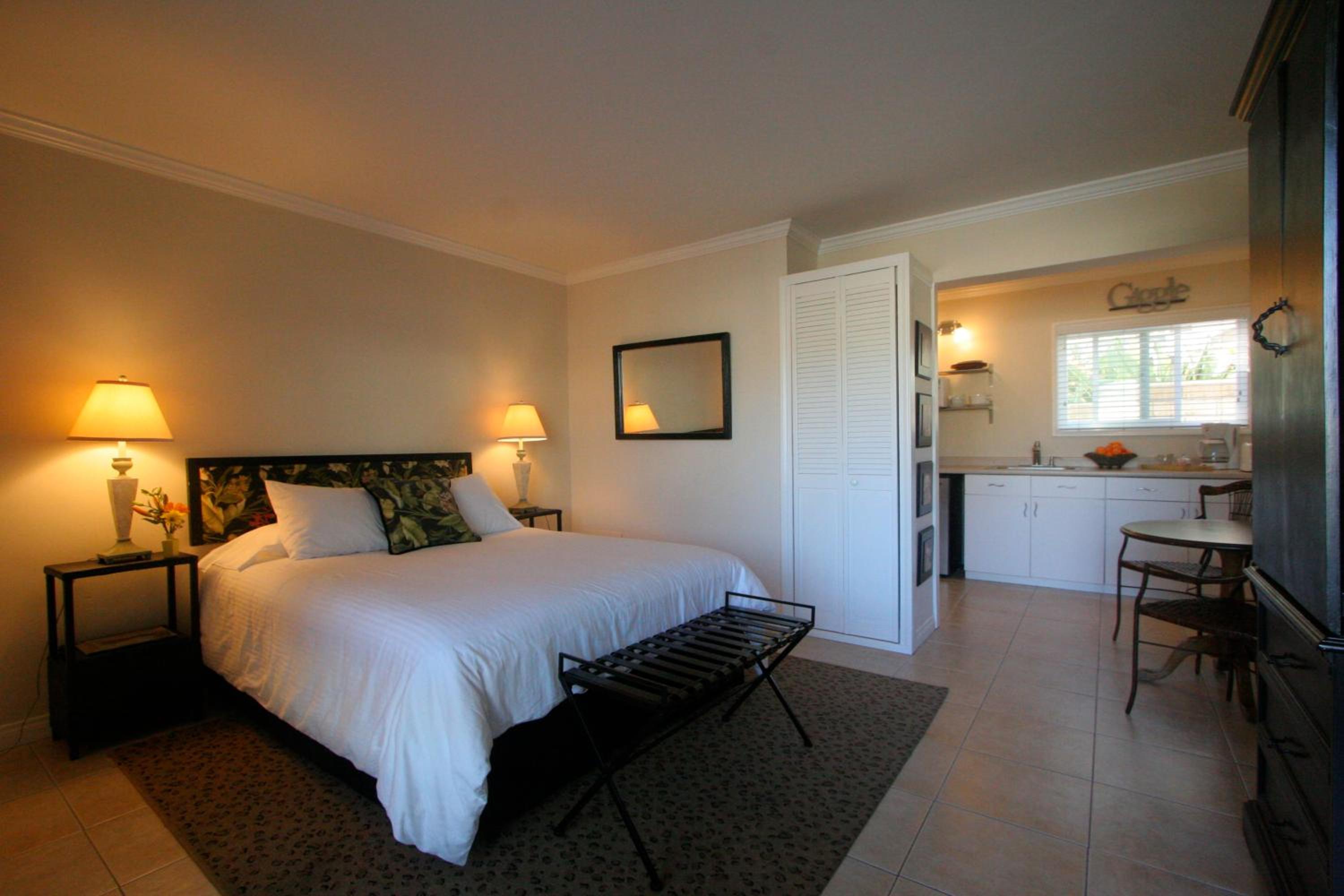 Deluxe Queen Room - Photo 11