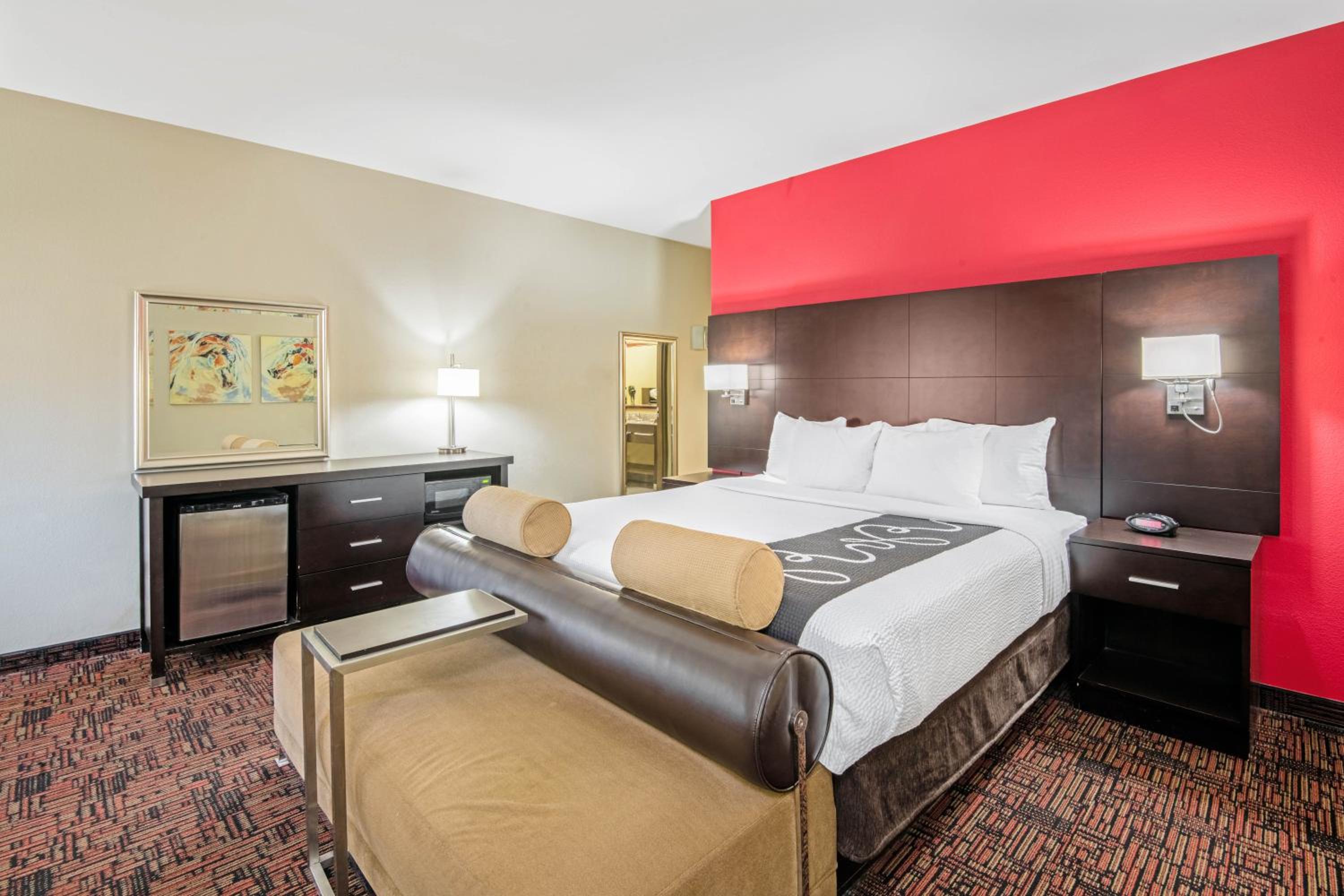 1 King Bed, Non-Smoking photo 1