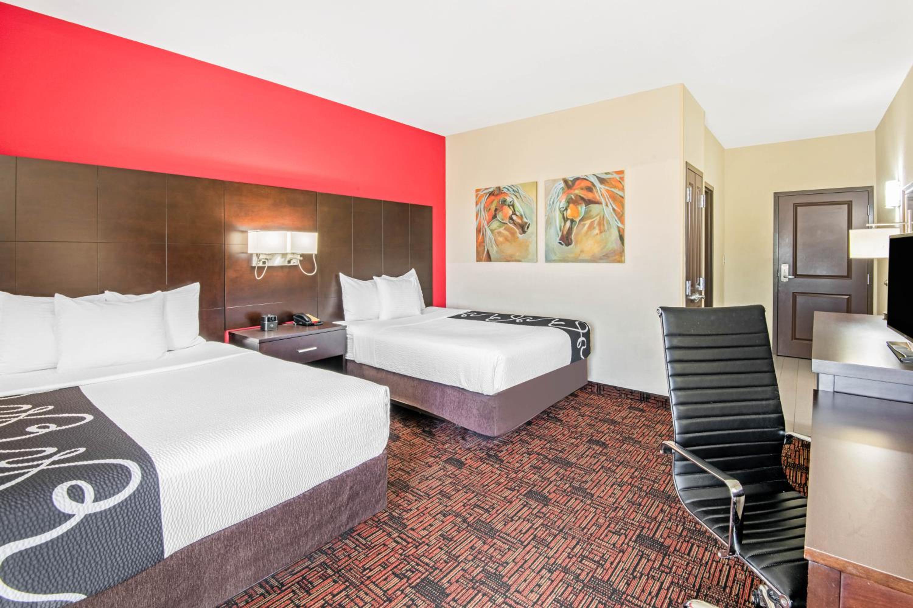 2 Queen Beds, Mobility/Hearing Impaired Accessible Two Room Suite, Non-Smoking photo 3