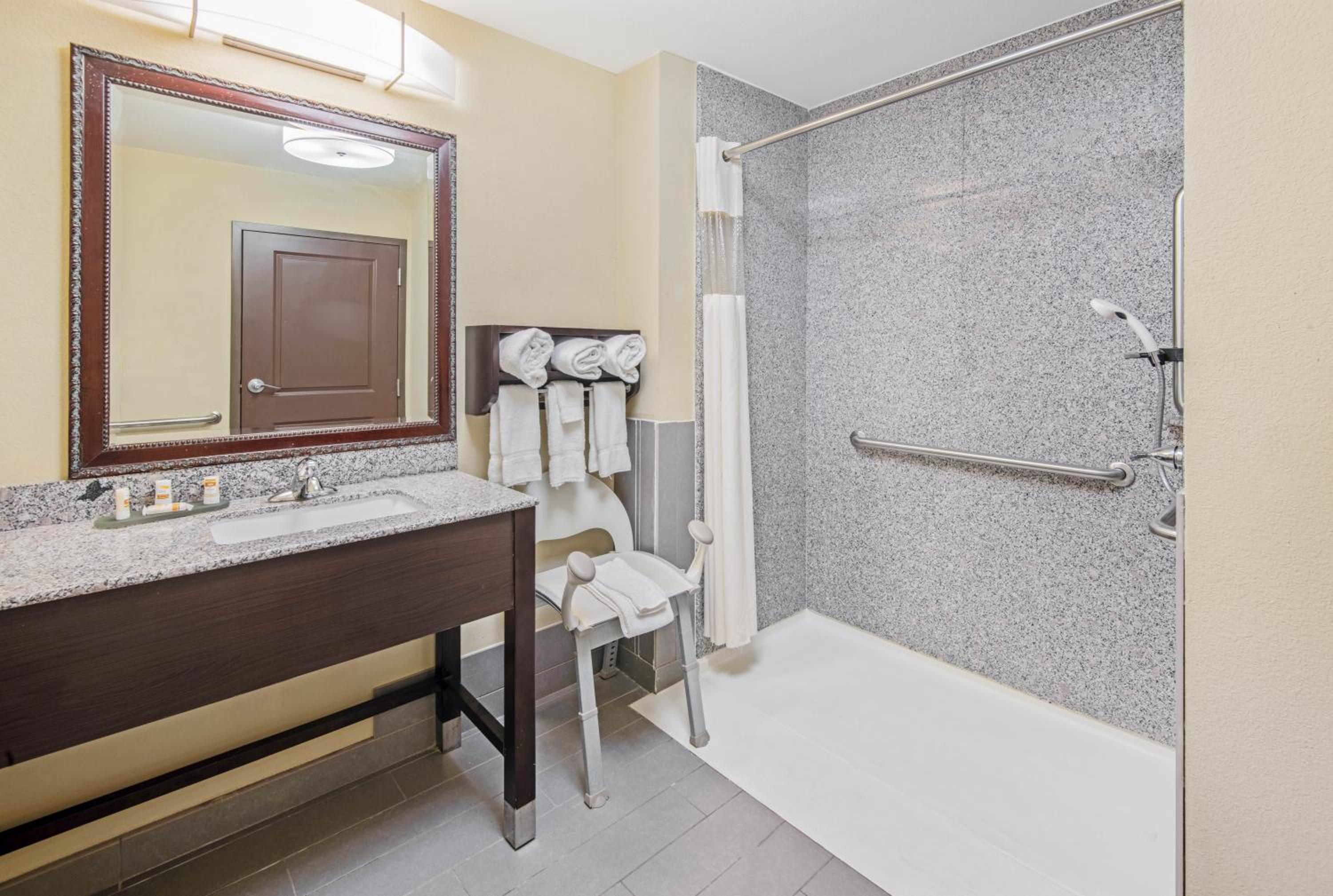 King Room with Mobility/Hearing Impaired Access - Non-Smoking photo 2