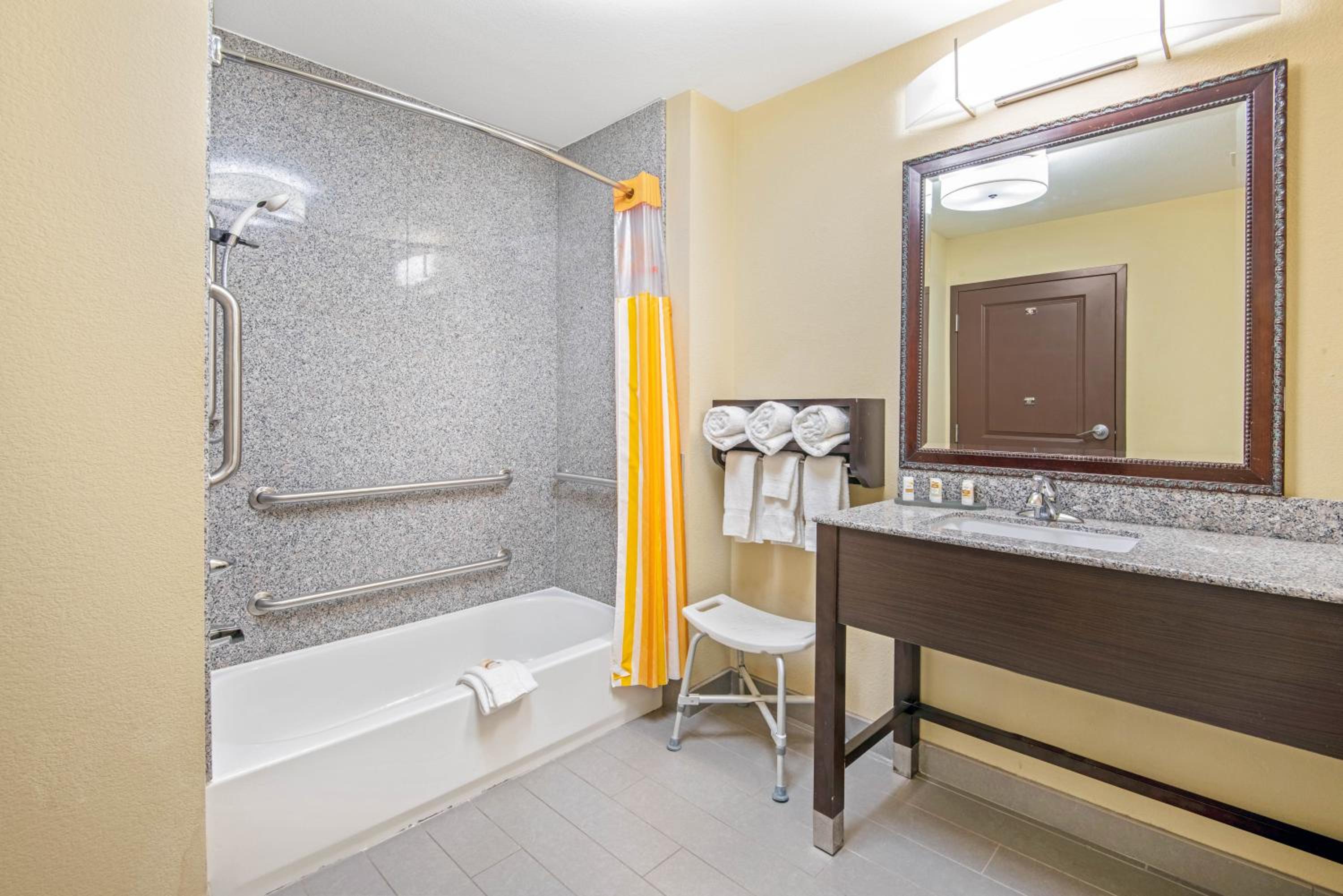 2 Queen Beds, Mobility/Hearing Impaired Accessible Two Room Suite, Non-Smoking photo 2